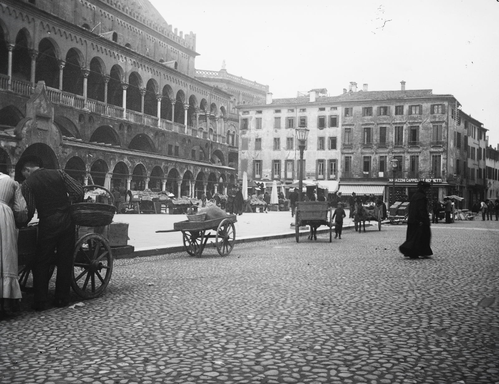 Italy, Padua, Piazza della Frutta, balra a Palazzo della Ragione., 1908, Flanek-Falvay-Kováts, basket, market, sunshades, handbarrow, archway, Fortepan #272926