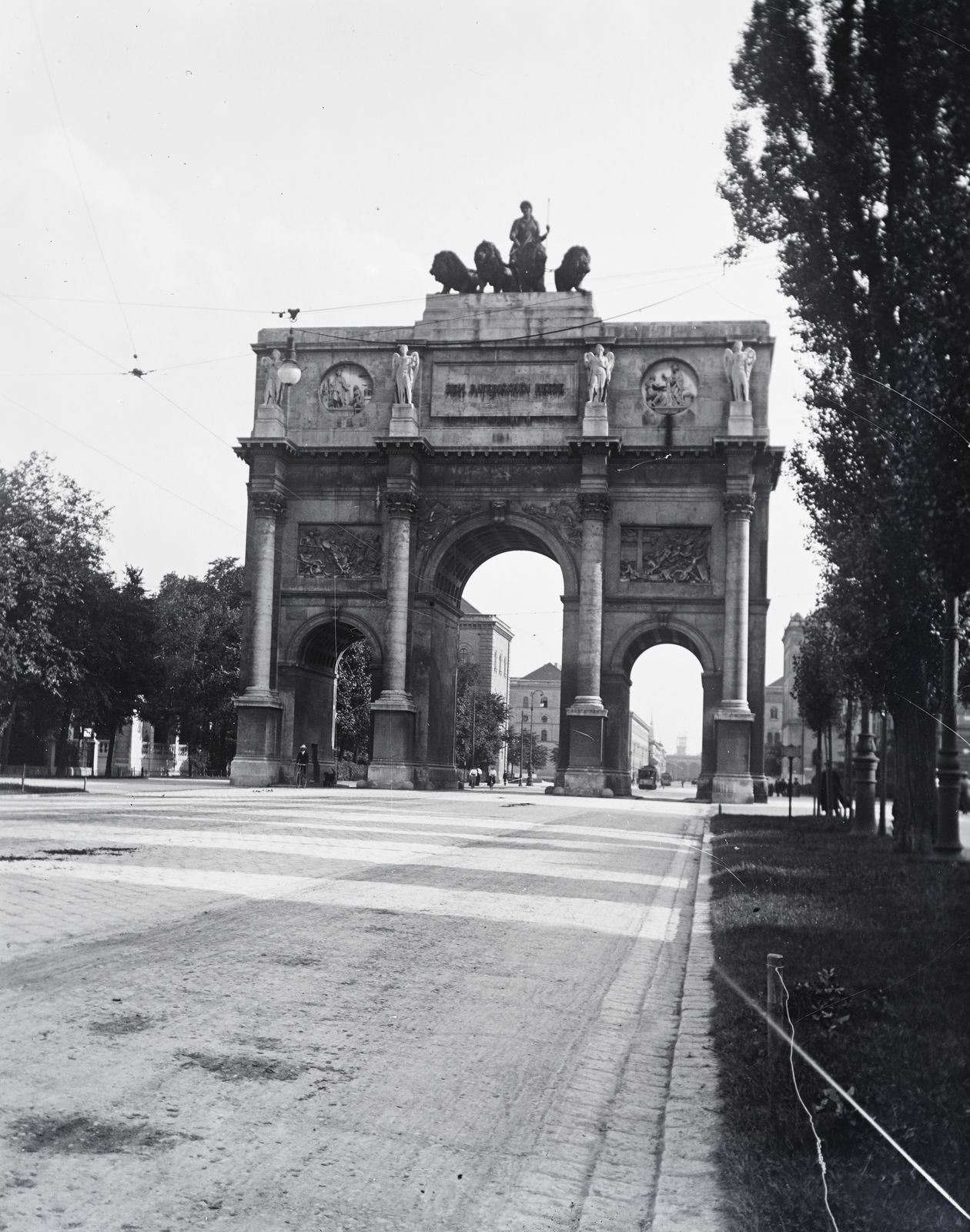 Germany, Munich, Leopoldstraße, a Győzelmi Kapu (Siegestor)., 1908, Flanek-Falvay-Kováts, angel, lion, triumphal arc, Eduard Mezger-design, Fortepan #272927