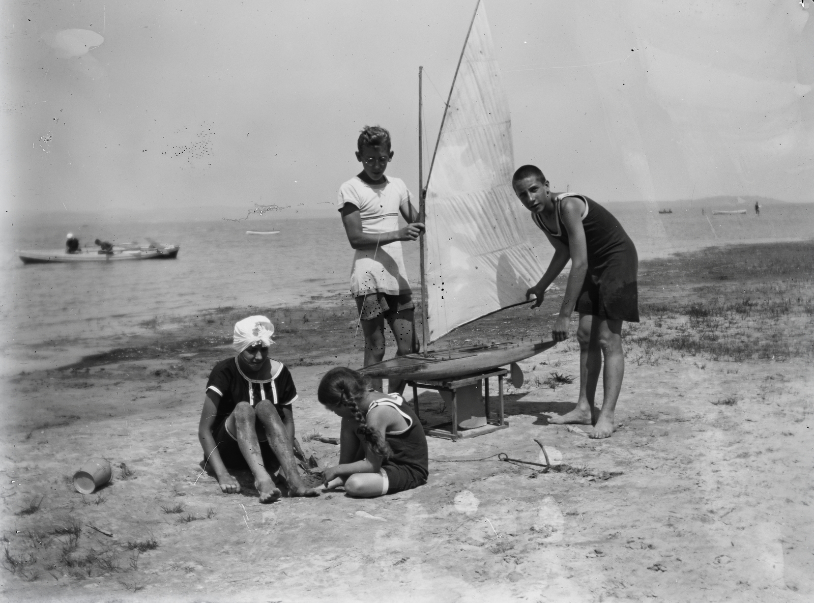 Hungary, Balatonszemes, 1915, Flanek-Falvay-Kováts, Best of, headscarf, boys, sailboat, anchor, mud, sea shore, bathing suit, Fortepan #272949