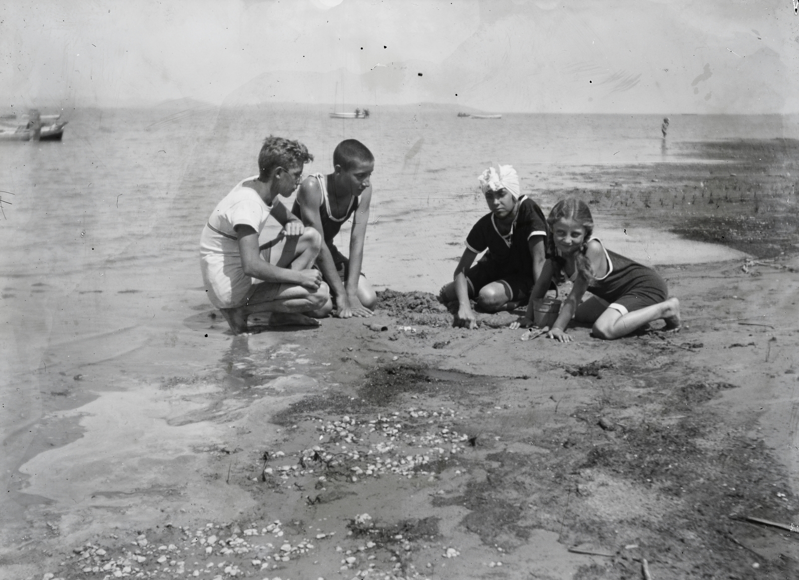 Hungary, Balatonszemes, 1915, Flanek-Falvay-Kováts, kids, mud, shore, Fortepan #272950