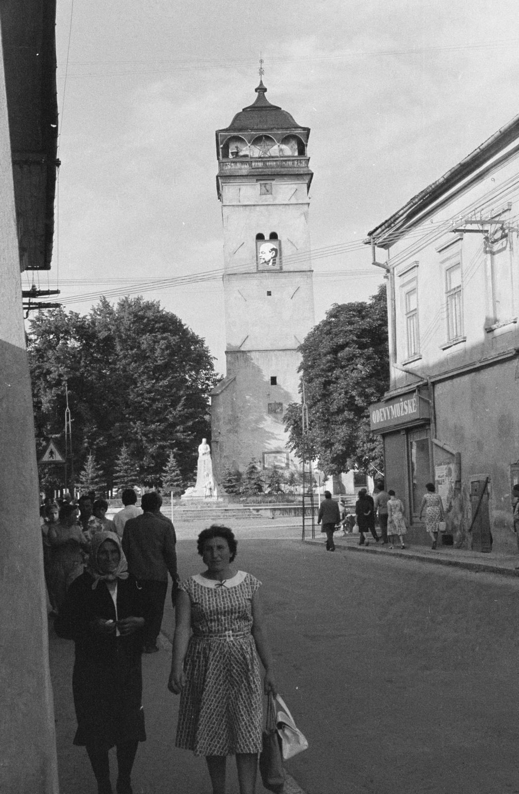 Szlovákia, Rozsnyó, Betléri utca (Betliarska ulica), szemben a főtér (Námestie baníkov) és ott a Városi őrtorony előtt Andrássy Franciska grófnő mellszobra (Horvay János, Szamovolszky Ödön, 1905.)., 1963, Schermann Ákos, járókelő, Fortepan #273003