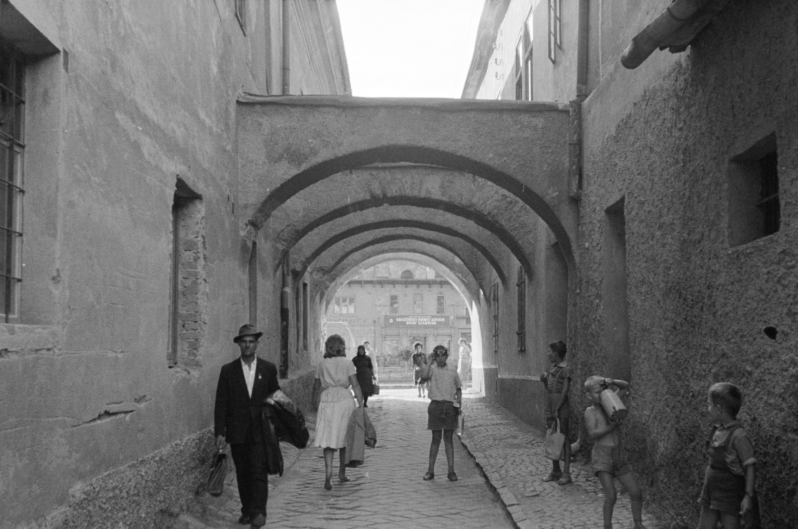 Slovakia, Rožňava, átjáró a Krásnohorská ulica felől a főtér (Námestie baníkov) felé., 1963, Schermann Ákos, arch, passage, pedestrian, Fortepan #273004