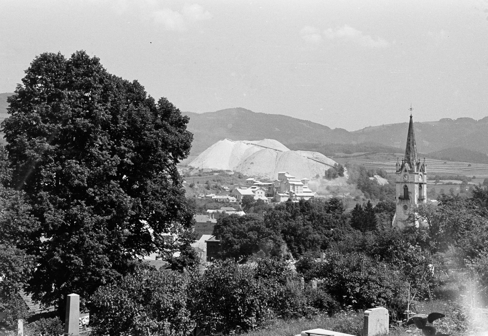 Szlovákia, Dobsina, a város látképe a temetőből, jobbra az evangélikus templom, távolabb az azbeszt feldolgozó üzem és a bánya., 1963, Schermann Ákos, templomtorony, Fortepan #273005