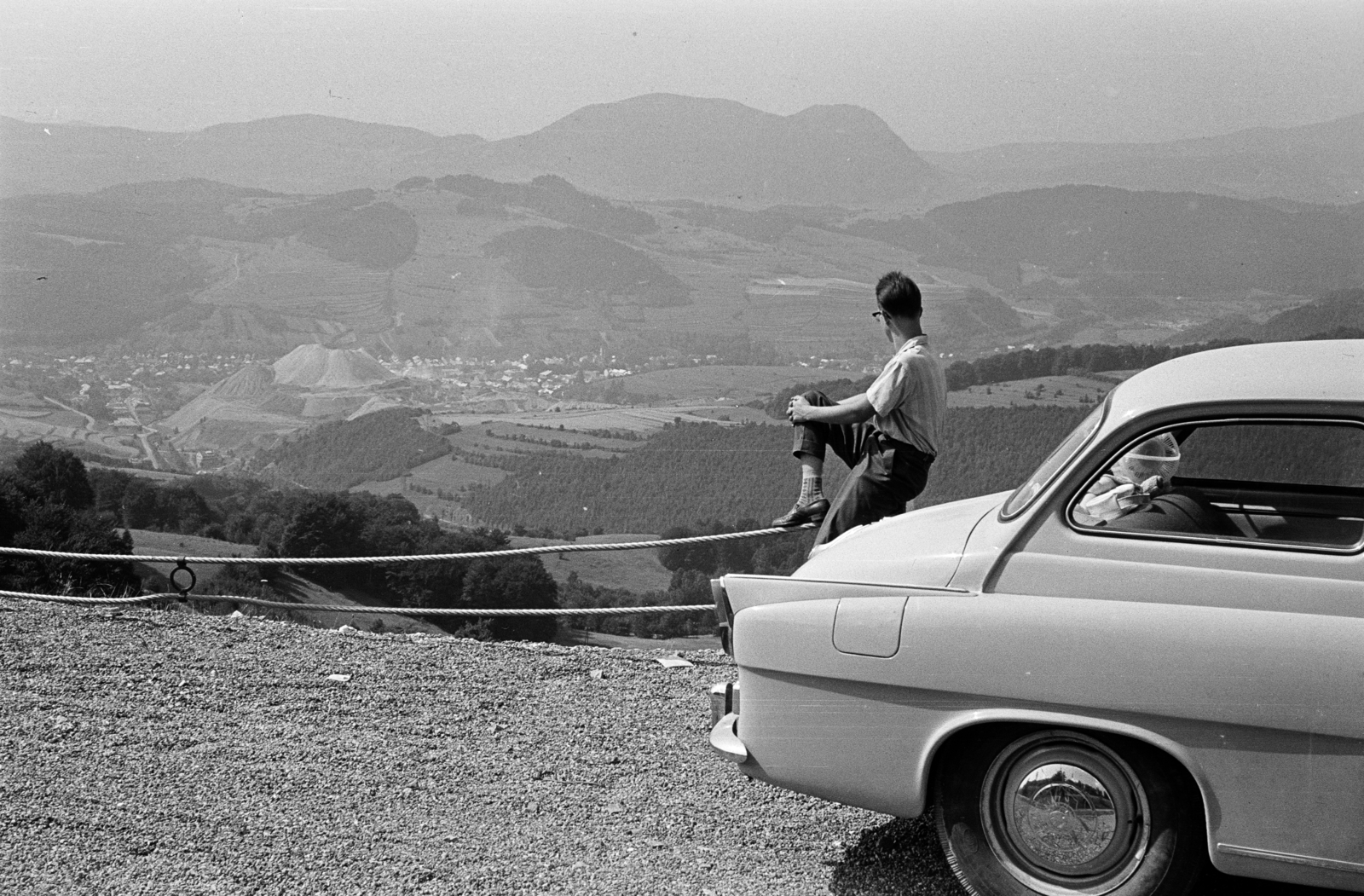Szlovákia, Dobsina, a város látképe a 67-es főútról, balra az azbeszt feldolgozó üzem és a bánya., 1963, Schermann Ákos, Schermann Ákos, Best of, Skoda Octavia, Fortepan #273007