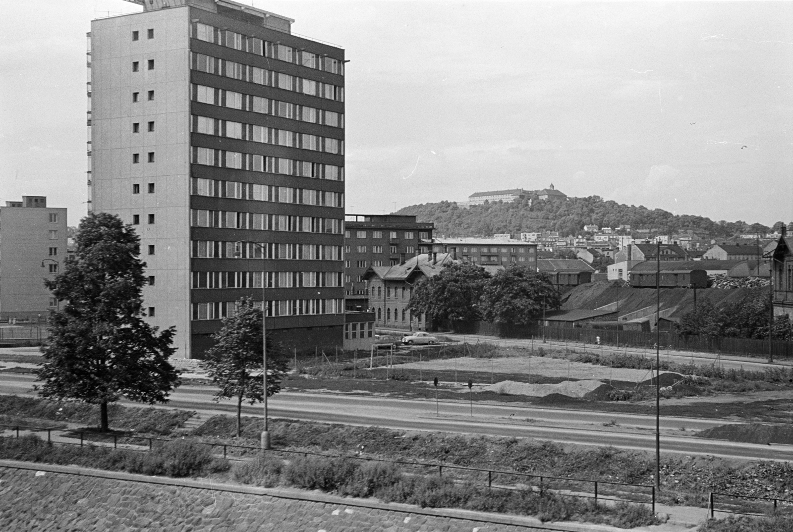 Czech Republik, Brno, kilátás a Svratka folyó feletti vasúti hídról, előtérben a Poříčí ulice, a toronyház mögött a Křídlovická ulice, háttérben a Špilberk-vár., 1963, Schermann Ákos, Fortepan #273010