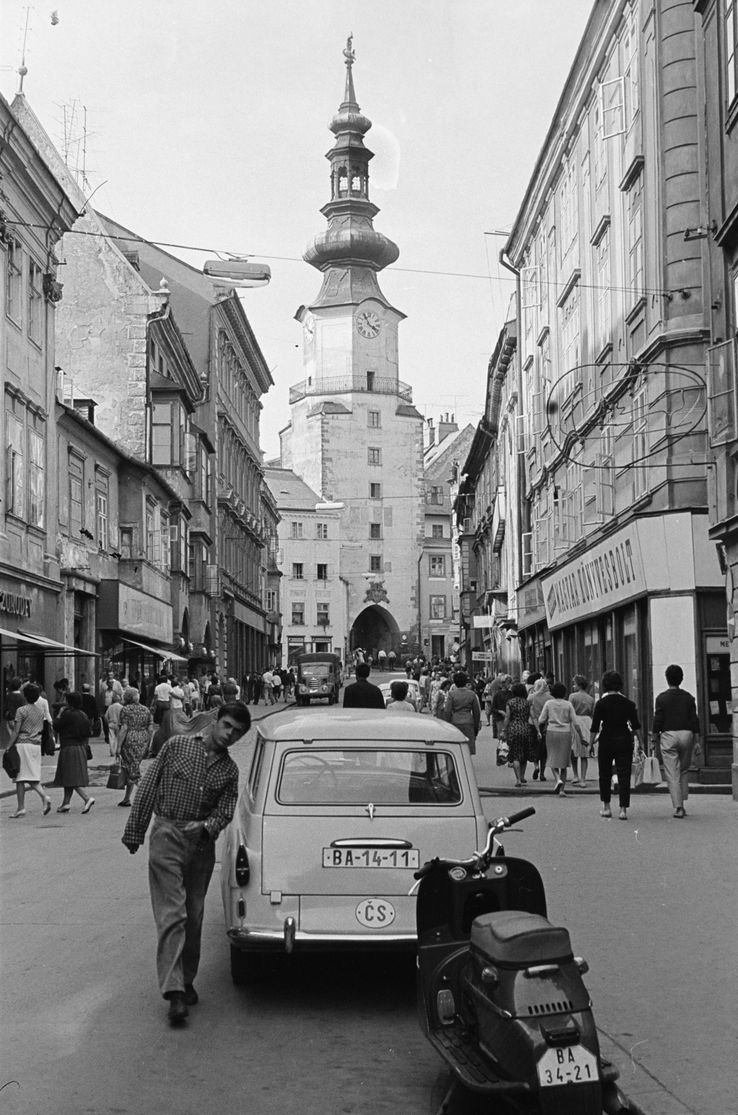 Szlovákia, Pozsony, Mihály utca (Michalská ulica) a Mihály-kapu felé nézve., 1963, Schermann Ákos, Fortepan #273011