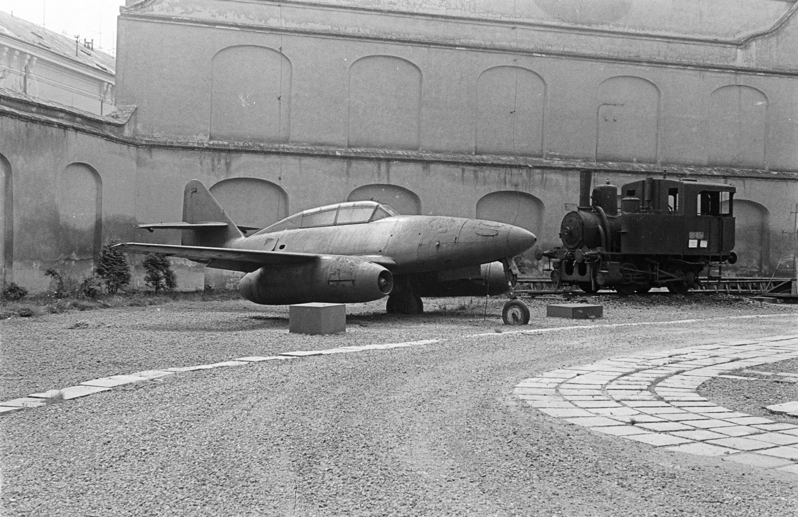 Czech Republik, Brno, Orlí ulice 20., a Műszaki Múzeum (Technické muzeum) udvara, Avia S-92 típusú, a csehszlovák fegyveres erők első sugárhajtású repülőgépe., 1963, Schermann Ákos, airplane, Avia-brand, steam locomotive, Avia CS-92, Fortepan #273013