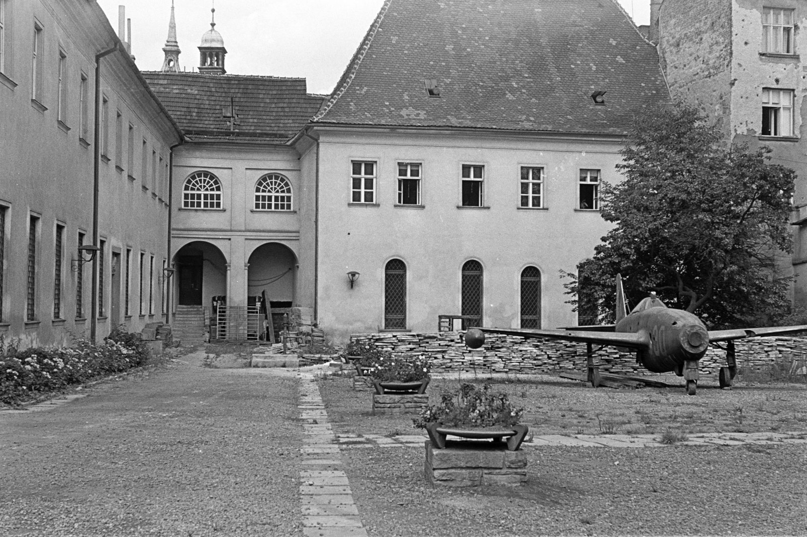 Czech Republik, Brno, Orlí ulice 20., a Műszaki Múzeum (Technické muzeum) udvara, Jak-17 típusú sugárhajtású repülőgép., 1963, Schermann Ákos, Yakovlev-brand, airplane, Jakovlev Jak-17, Fortepan #273014