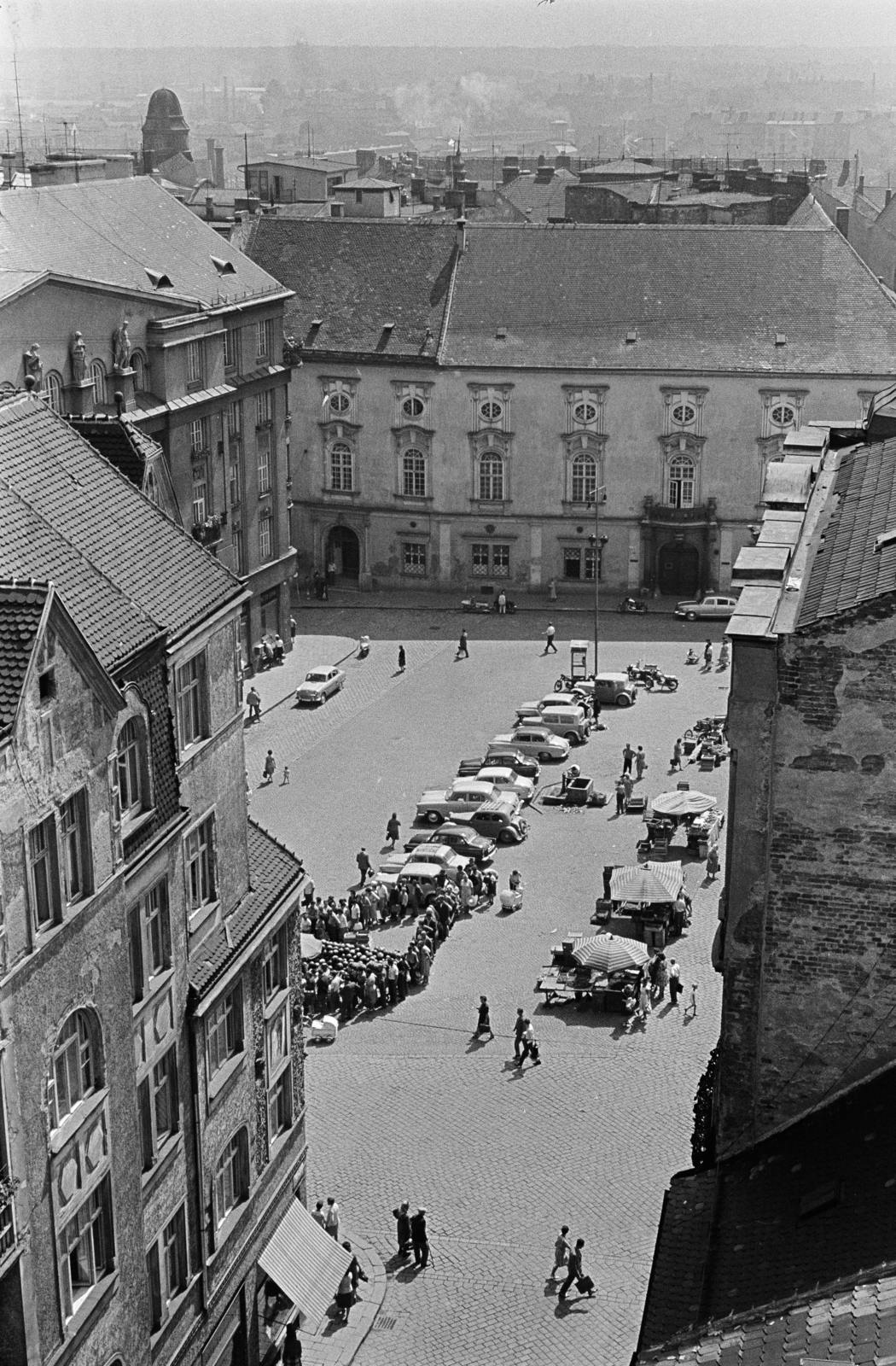 Czech Republik, Brno, kilátás a régi városháza tornyából a Piactér (Zelný trh) felé., 1963, Schermann Ákos, Fortepan #273016