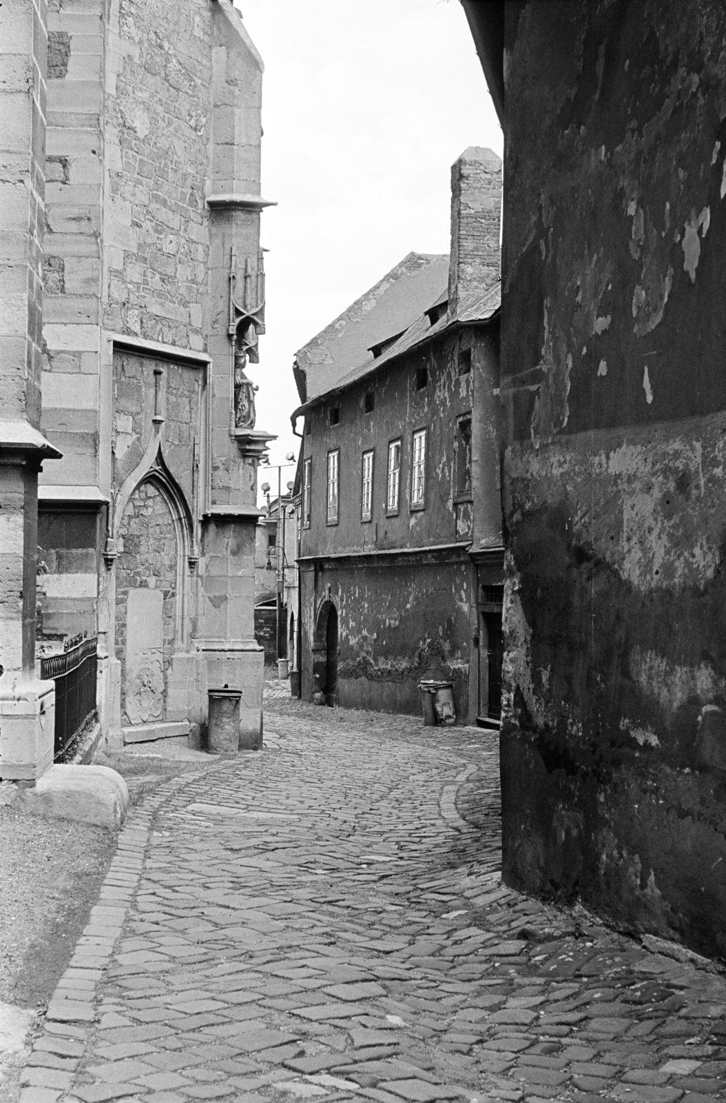 Csehország, Brno, Ulice Petrov, balra a Szent Péter és Pál-székesegyház déli fala., 1963, Schermann Ákos, Schermann Ákos, Fortepan #273021