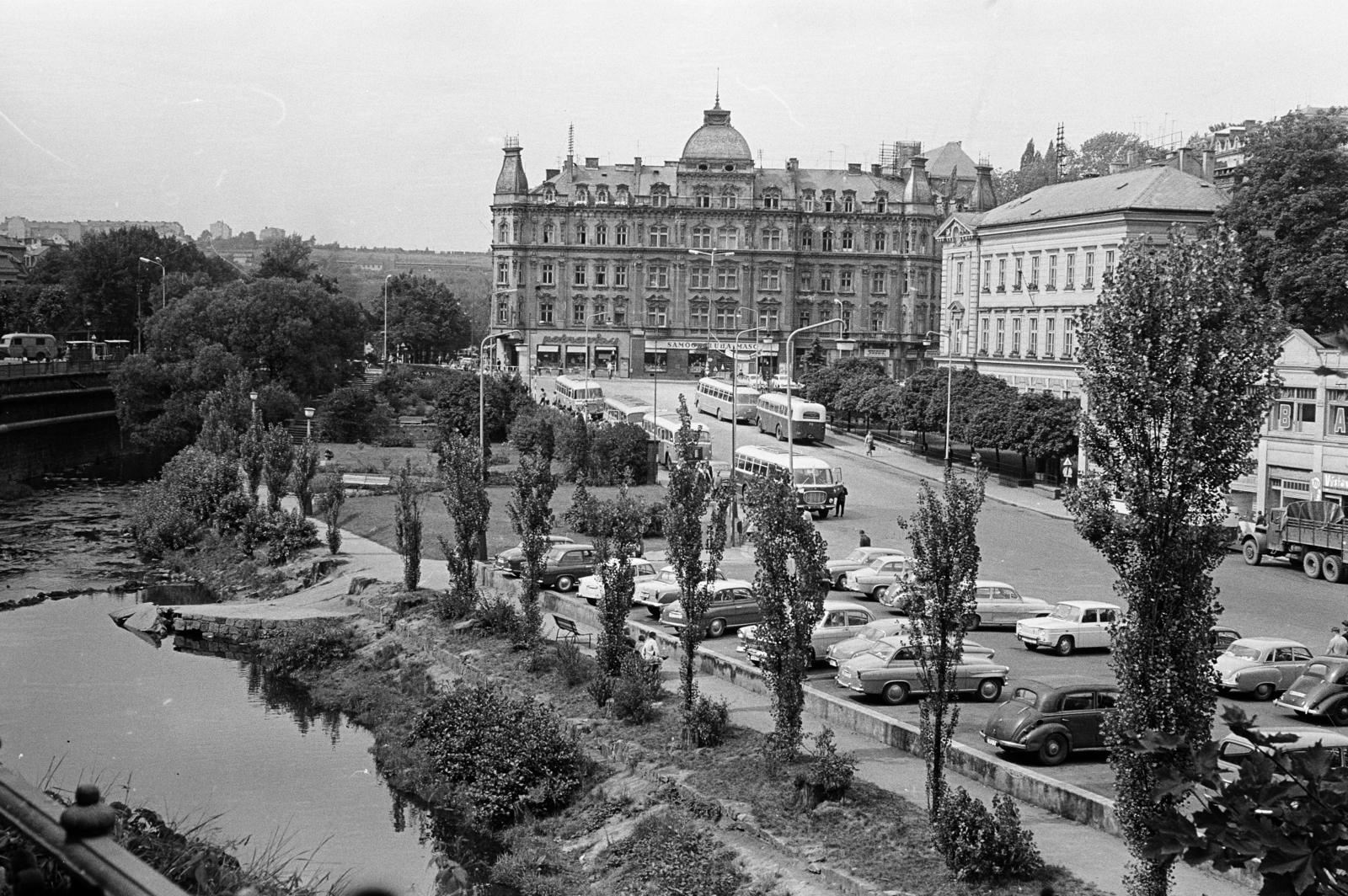 Czech Republik, Karlovy Vary, Zahradni ulice a Teplá folyó partján, szemben a J. Palacha nábřeží sarkán álló épület látható., 1963, Schermann Ákos, untitled, Wartburg-brand, M21 Wolga, Fortepan #273024