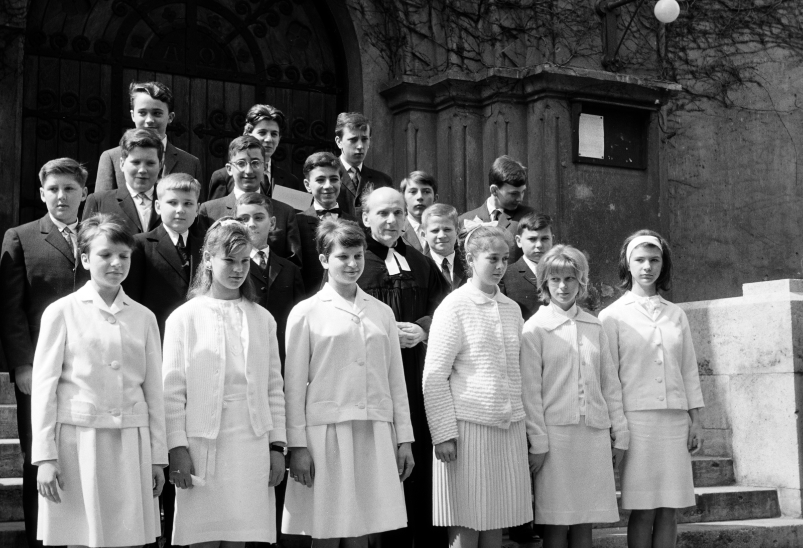 Magyarország, Budapest XI., Magyari István (Biblia) utca 1-3., a felvétel a Kelenföldi Evangélikus Egyházközség temploma előtt készült., 1965, Schermann Ákos, Budapest, Fortepan #273031