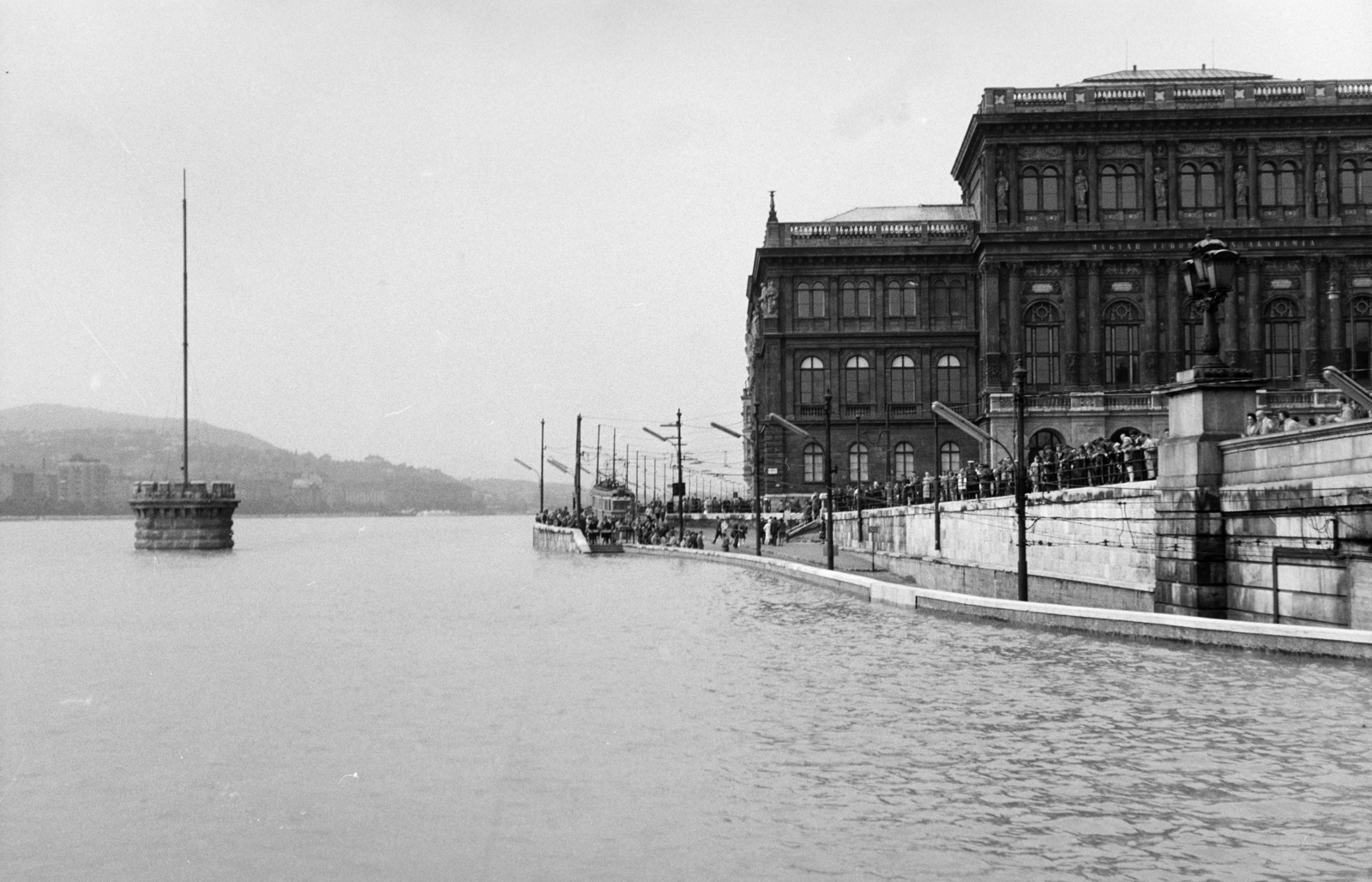 Magyarország, Budapest V., a Széchenyi Lánchíd pesti hídfője árvíz idején, jobbra a Magyar Tudományos Akadémia székháza., 1965, Schermann Ákos, rakpart, Duna, árvíz, Budapest, Fortepan #273032