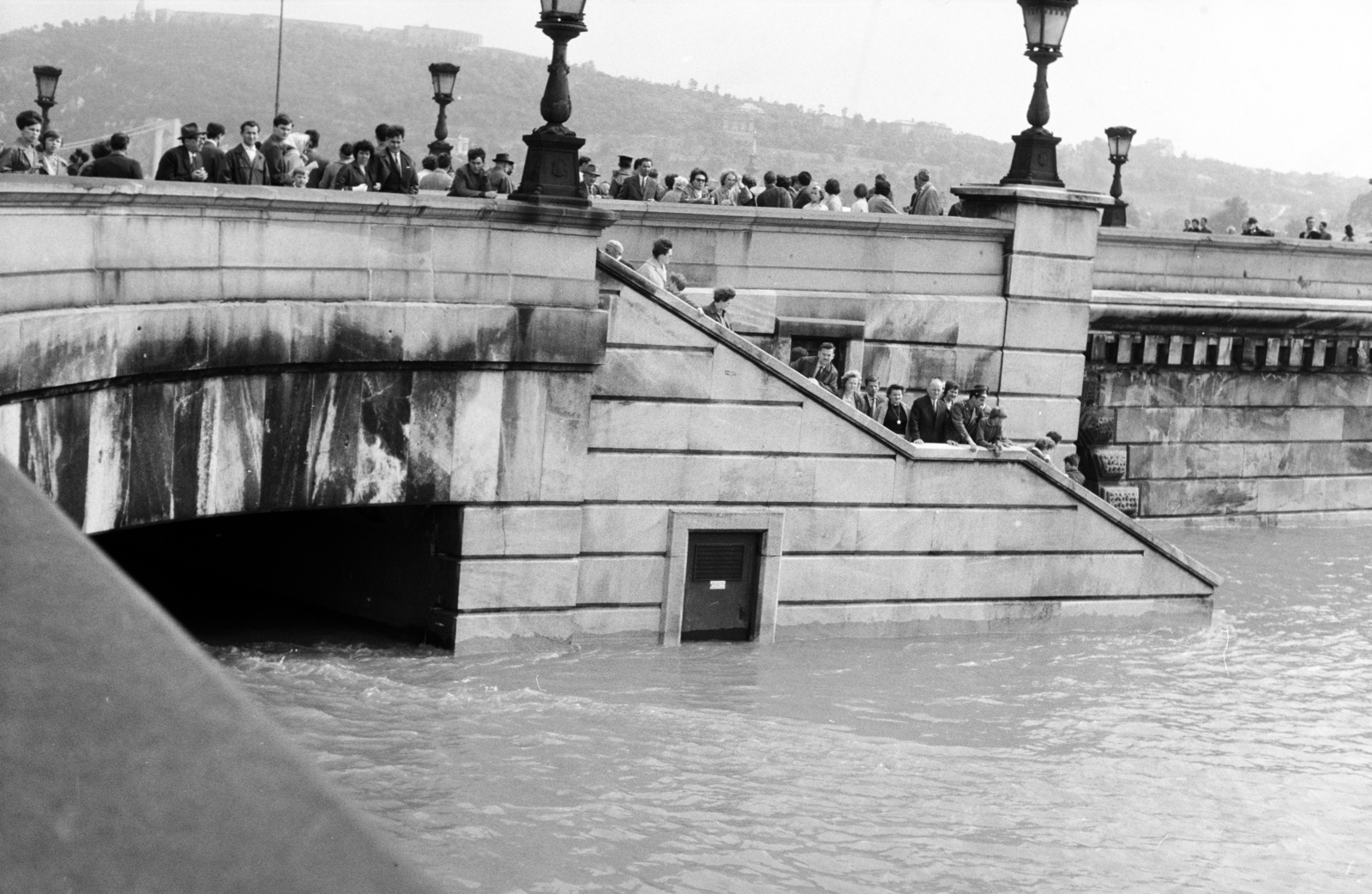 Magyarország, Budapest V., a pesti alsó rakpart árvíz idején a Széchenyi Lánchíd pesti hídfőjénél., 1965, Schermann Ákos, Schermann Ákos, árvíz, Budapest, Fortepan #273033