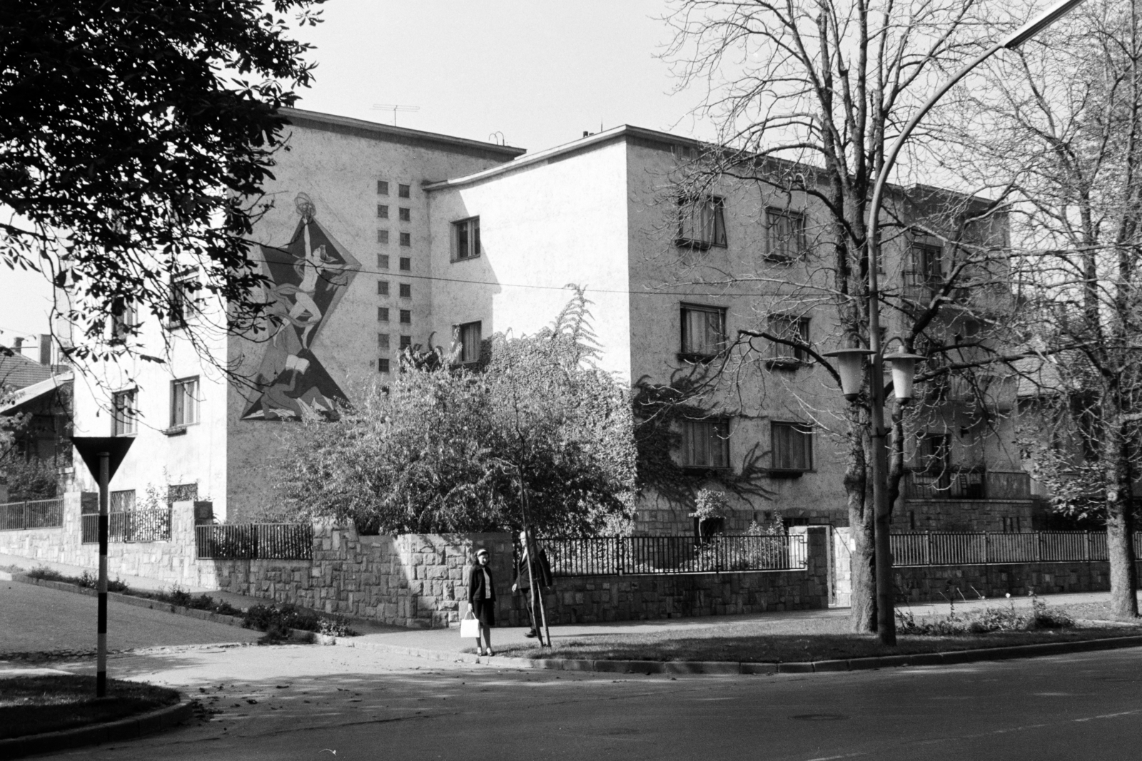 Hungary, Miskolc, Csabai kapu 18. számú épület. A falon Duray Tibor festő, grafikus, éremművész sgraffitoja az Allegória (1958)., 1966, Schermann Ákos, Fortepan #273038
