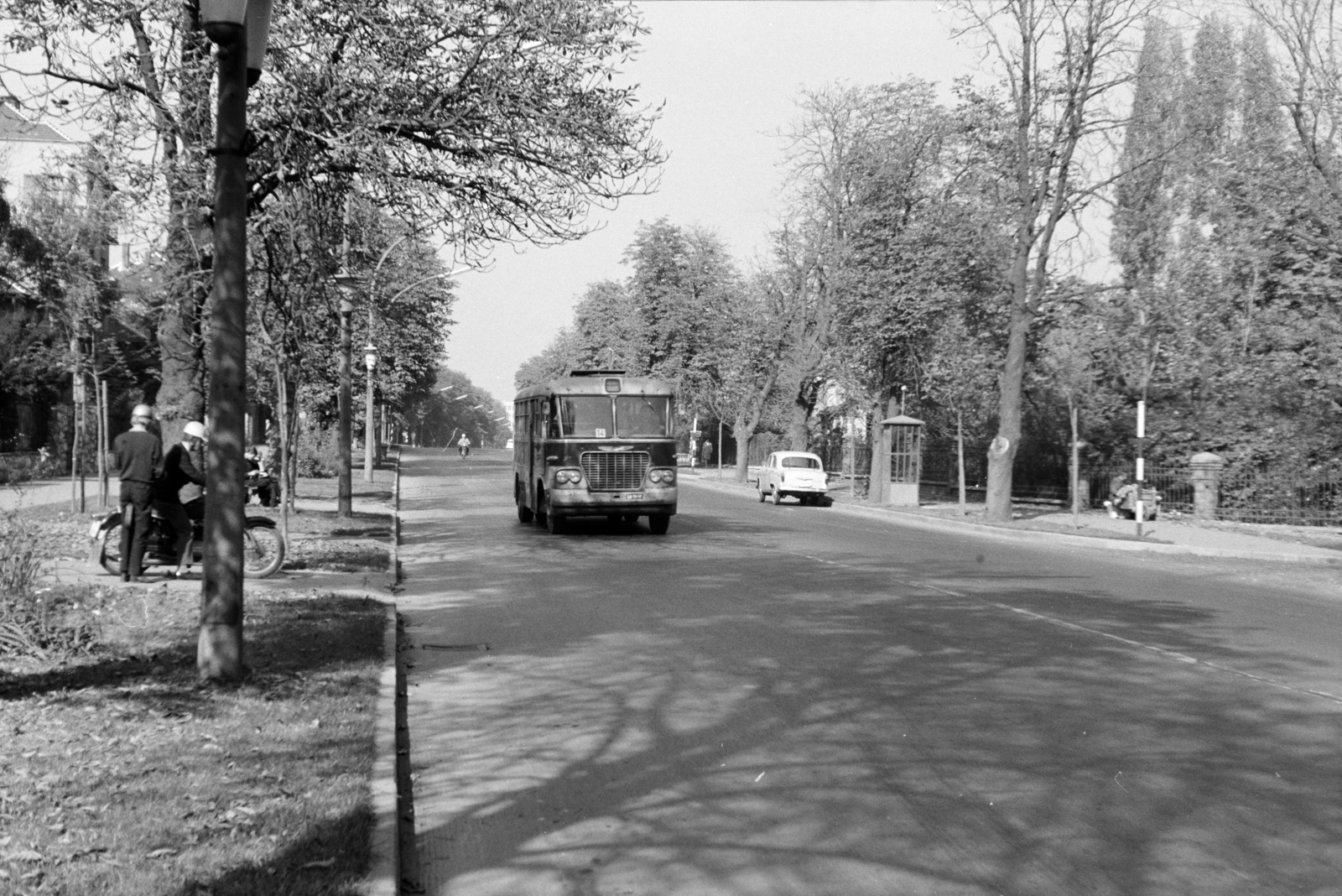 Magyarország, Miskolc, Csabai kapu, jobbra a Semmelweis Kórház kerítése a főbejárat közelében., 1966, Schermann Ákos, Schermann Ákos, Ikarus 620/630, Fortepan #273039