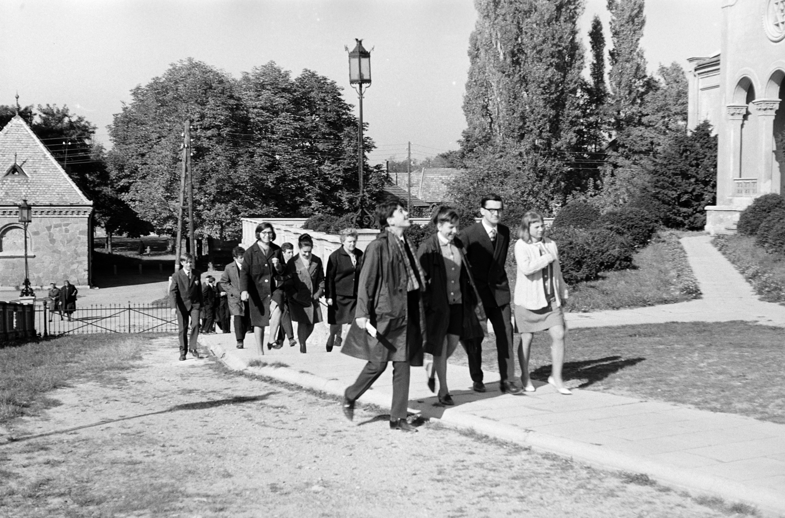 Magyarország, Fót, római katolikus templom., 1967, Schermann Ákos, Schermann Ákos, fiatalság, ünneplő ruha, Fortepan #273044