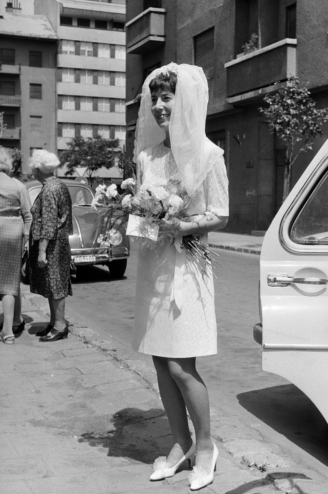 Hungary, Budapest XI., Magyari István (Biblia) utca 1-3., a felvétel a Kelenföldi Evangélikus Egyházközség temploma előtt készült., 1968, Schermann Ákos, bride, bouquet, Budapest, Fortepan #273050