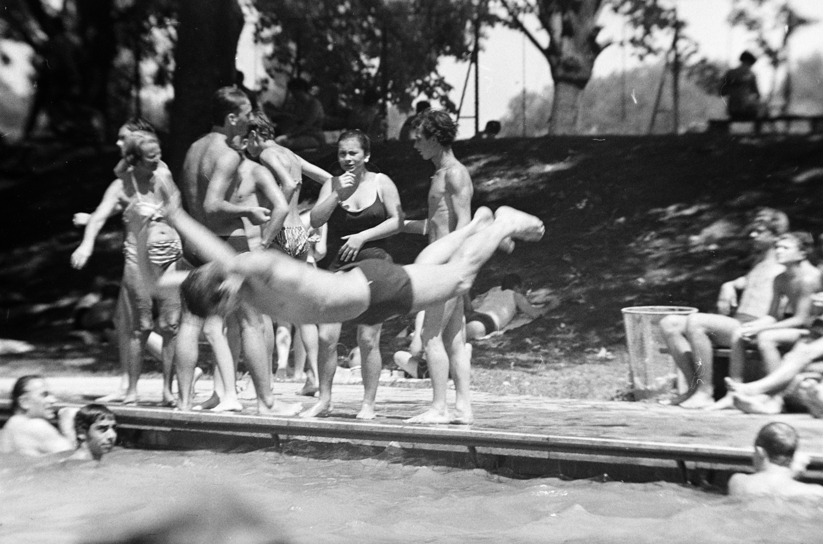 Magyarország, Budapest III., Pünkösdfürdői strand., 1968, Schermann Ákos, Schermann Ákos, mutatvány, úszás, strand, medence, fiatalság, Budapest, Fortepan #273052