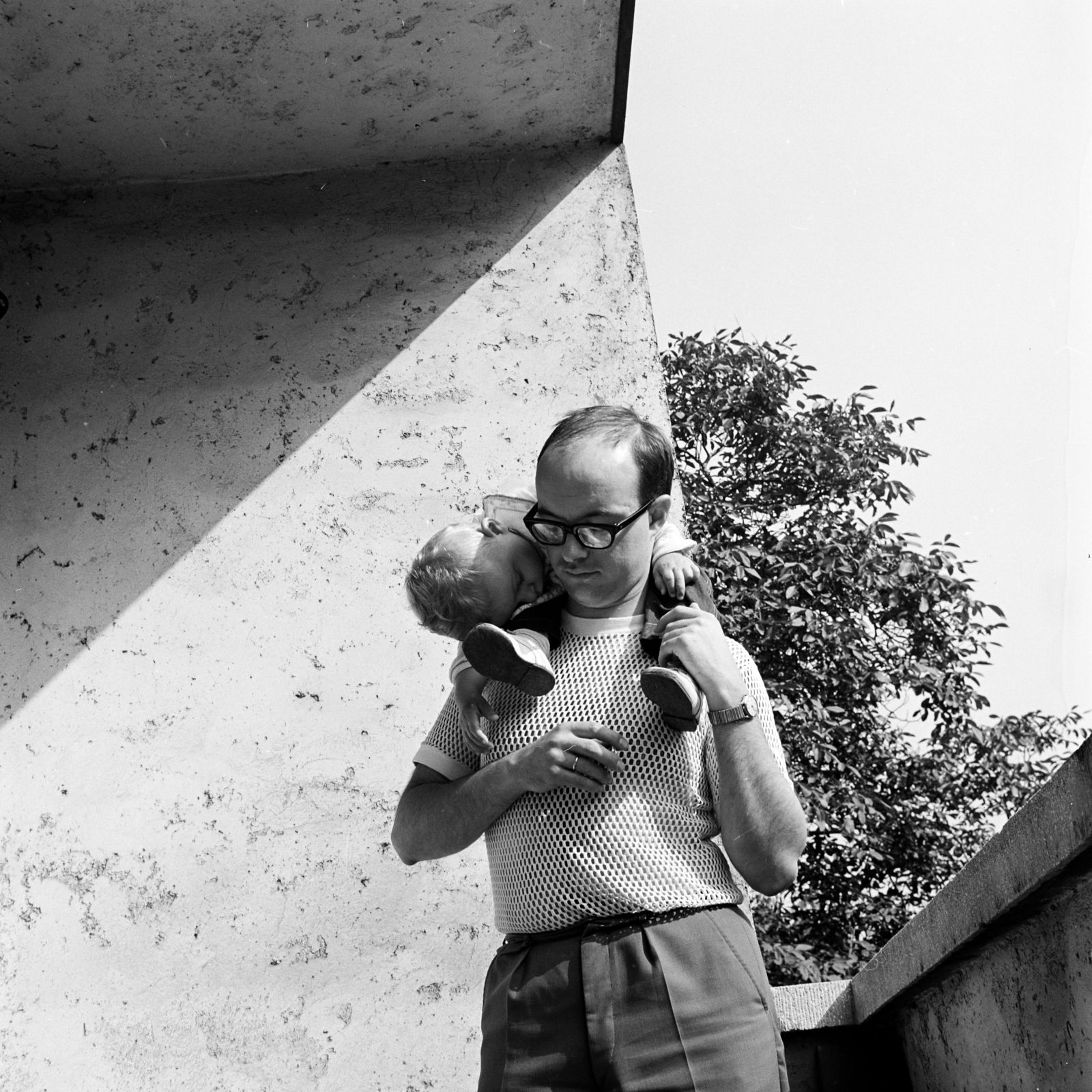 Hungary, Miskolc, 1971, Schermann Ákos, Best of, sitting on the shoulders, sleeping, Fortepan #273063