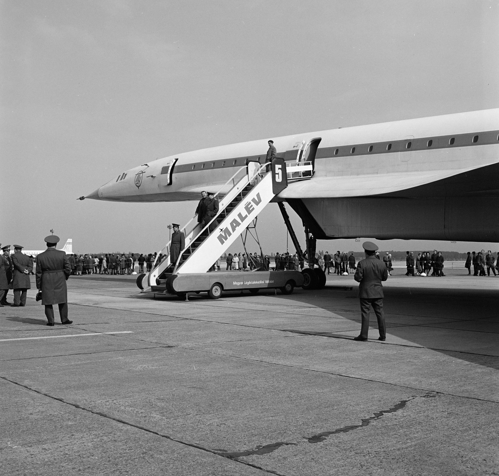 Hungary, Ferihegy (now - Ferenc Liszt) International Airport, Budapest XVIII., Tu-144-es szuperszonikus utasszállító repülőgép bemutatója., 1972, Schermann Ákos, airplane, Hungarian Airlines, aircraft steps, Budapest, Fortepan #273066