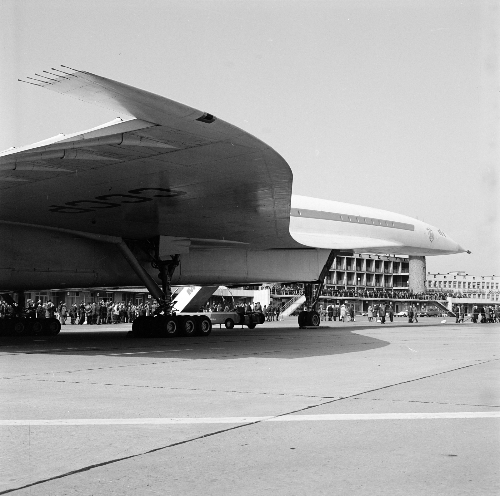 Magyarország, Ferihegyi (ma Liszt Ferenc) repülőtér, Budapest XVIII., Tu-144-es szuperszonikus utasszállító repülőgép bemutatója., 1972, Schermann Ákos, Tupoljev Tu-144, repülőgép, Budapest, Fortepan #273067