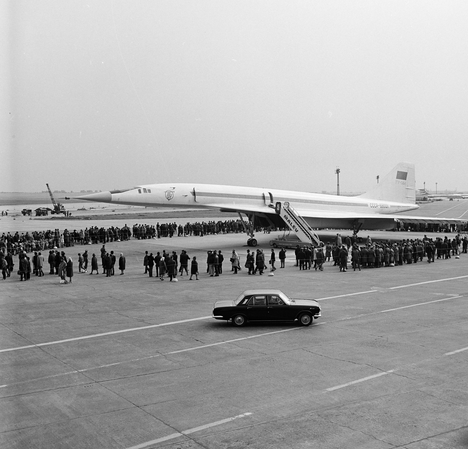 Hungary, Ferihegy (now - Ferenc Liszt) International Airport, Budapest XVIII., Tu-144-es szuperszonikus utasszállító repülőgép bemutatója., 1972, Schermann Ákos, airplane, Hungarian Airlines, aircraft steps, Budapest, standing in line, Fortepan #273068