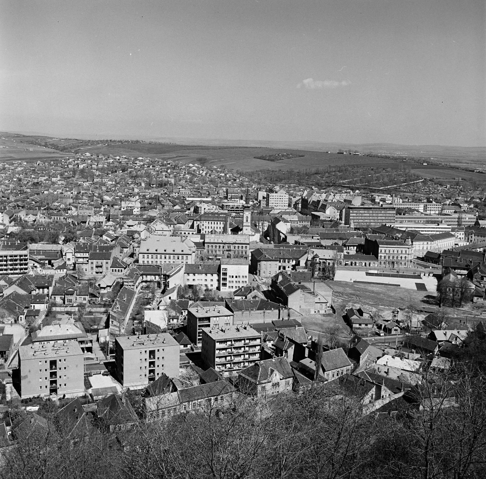 Magyarország, Miskolc, a város látképe az Avasi kilátóból észak felé, középen az evangélikus templom látható., 1972, Schermann Ákos, Schermann Ákos, Fortepan #273075