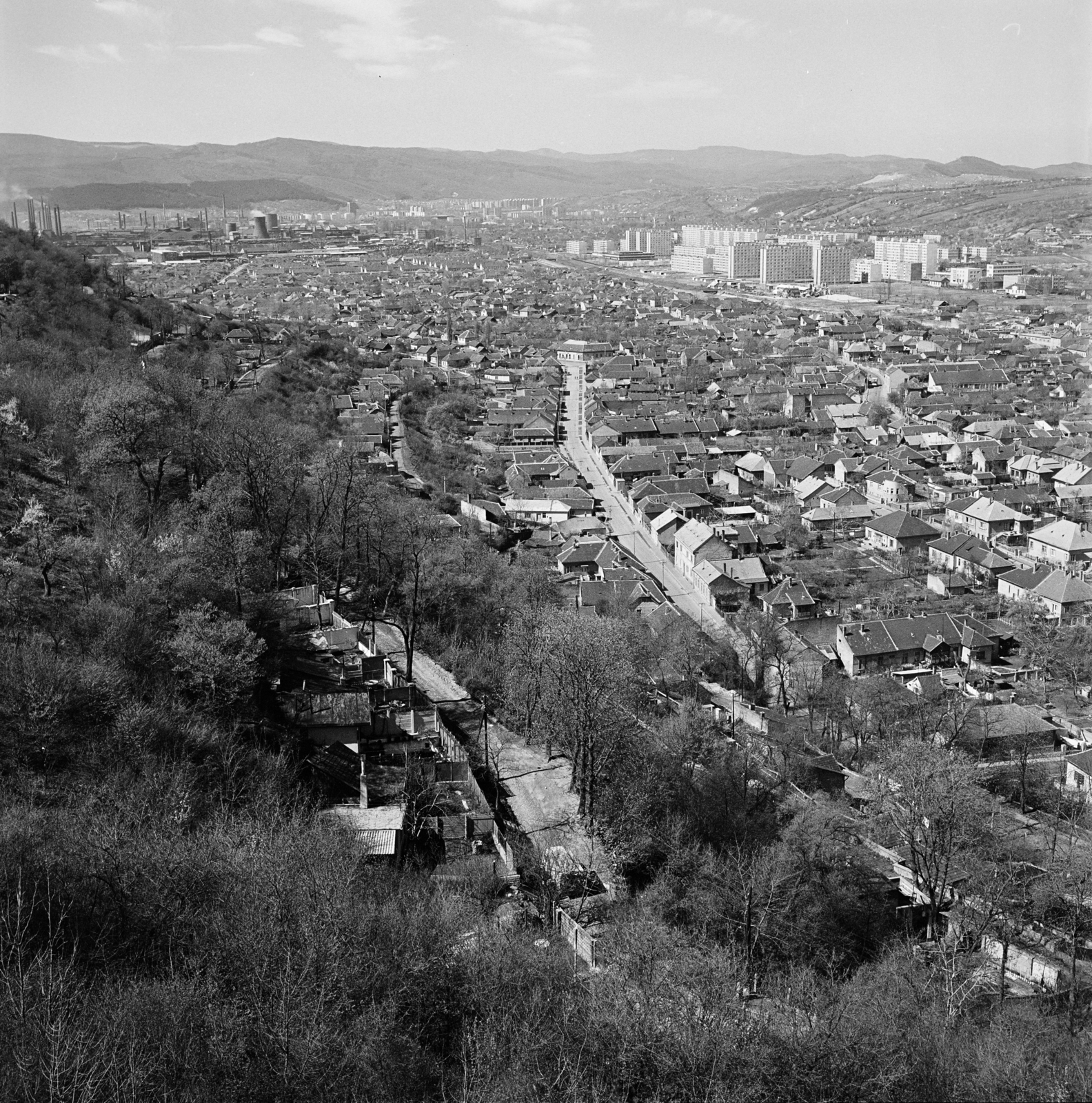 Magyarország, Miskolc, a város látképe az Avasi kilátóból nyugat felé, balra a diósgyőri acélművek látható., 1972, Schermann Ákos, Schermann Ákos, Fortepan #273077