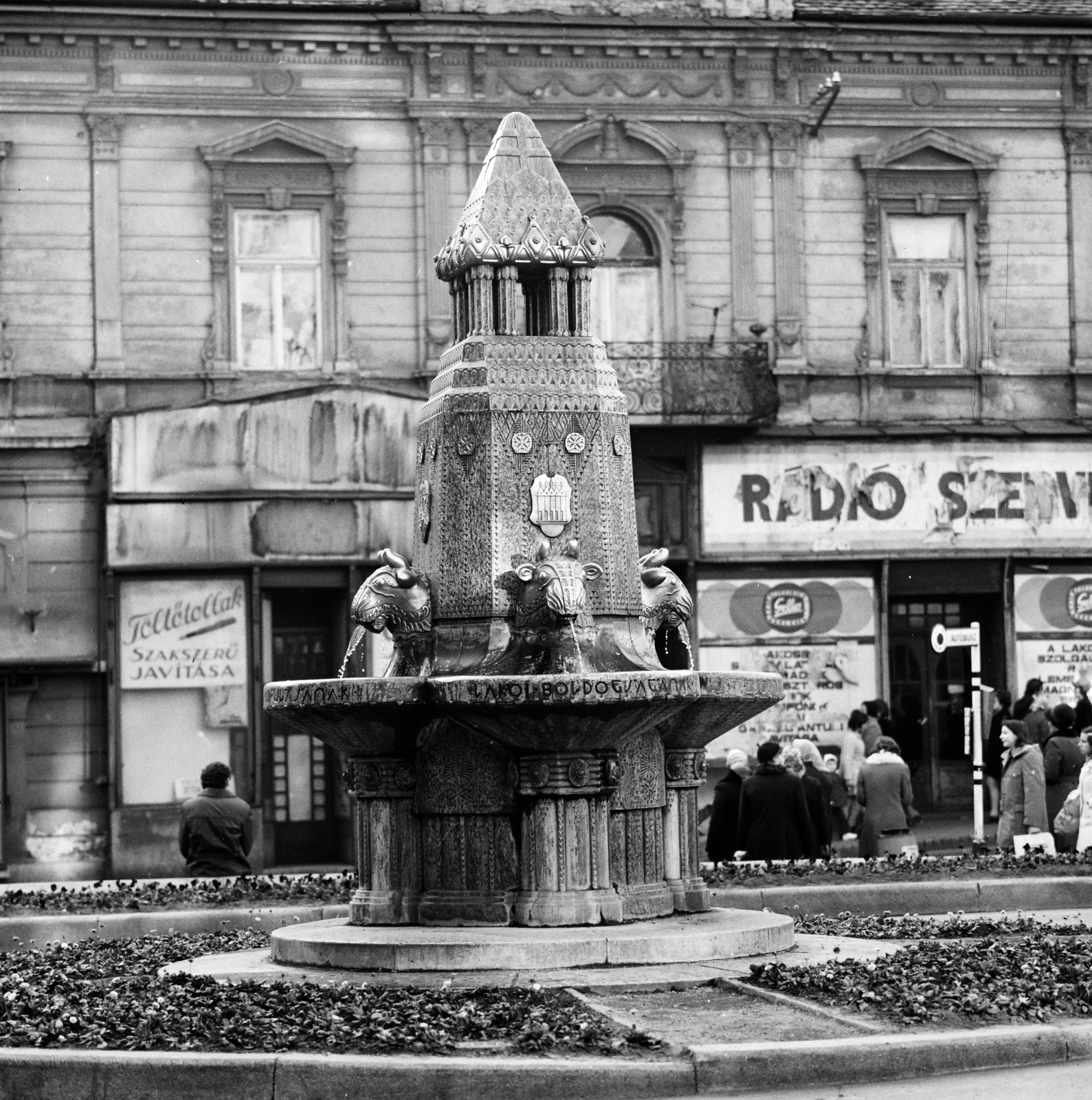 Hungary, Pécs, Széchenyi tér, Zsolnay-kút., 1963, Schermann Ákos, fountain, Fortepan #273081