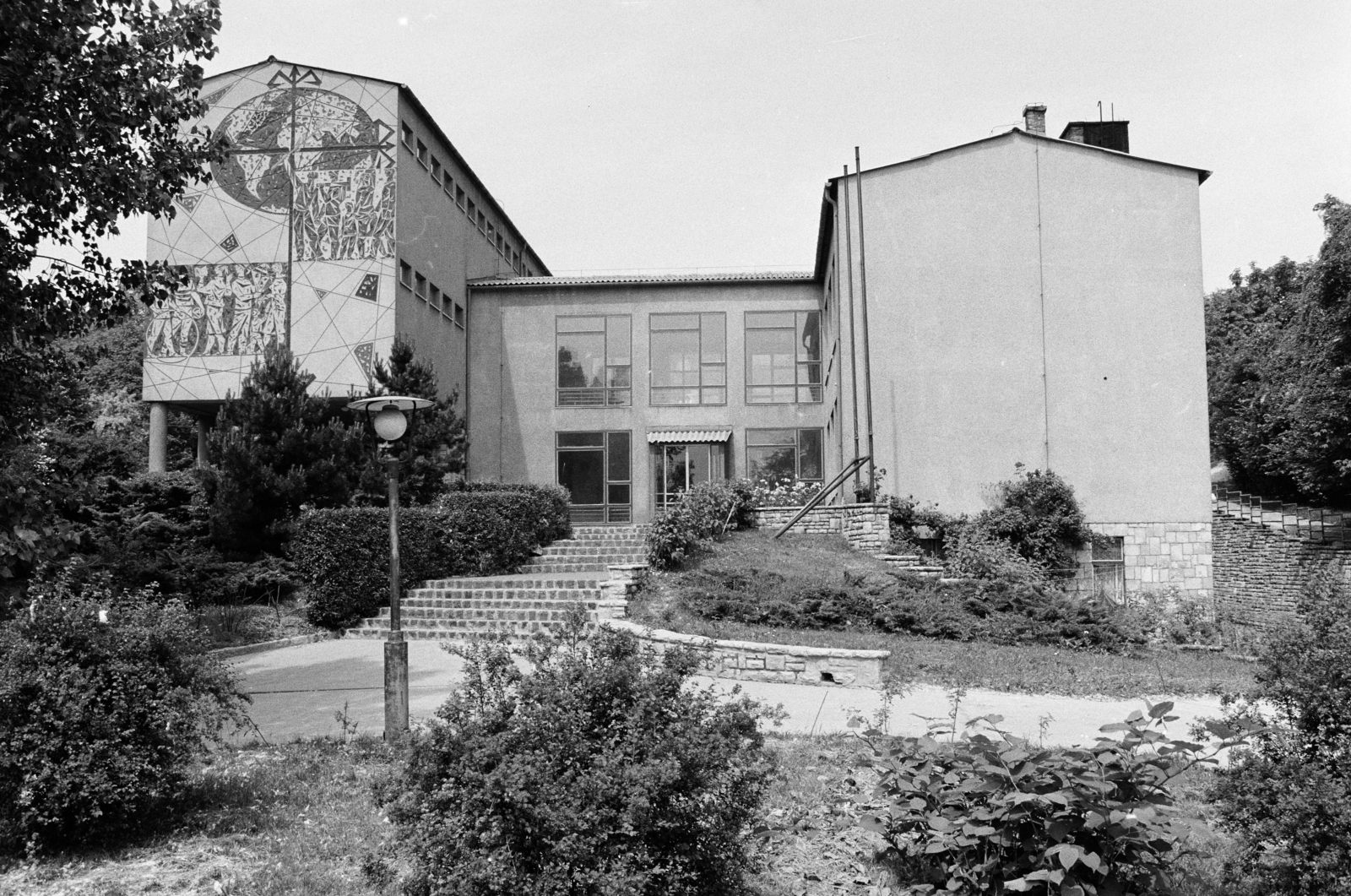 Magyarország, Budapest XII., Mártonhegyi út 34., Általános Iskola (később Tamási Áron Általános Iskola, Gimnázium és Német Nemzetiségi Gimnázium), a falon "Tanulók-sgraffito", Kádár György festőművész alkotása (1961)., 1975, Schermann Ákos, Schermann Ákos, Budapest, Fortepan #273087