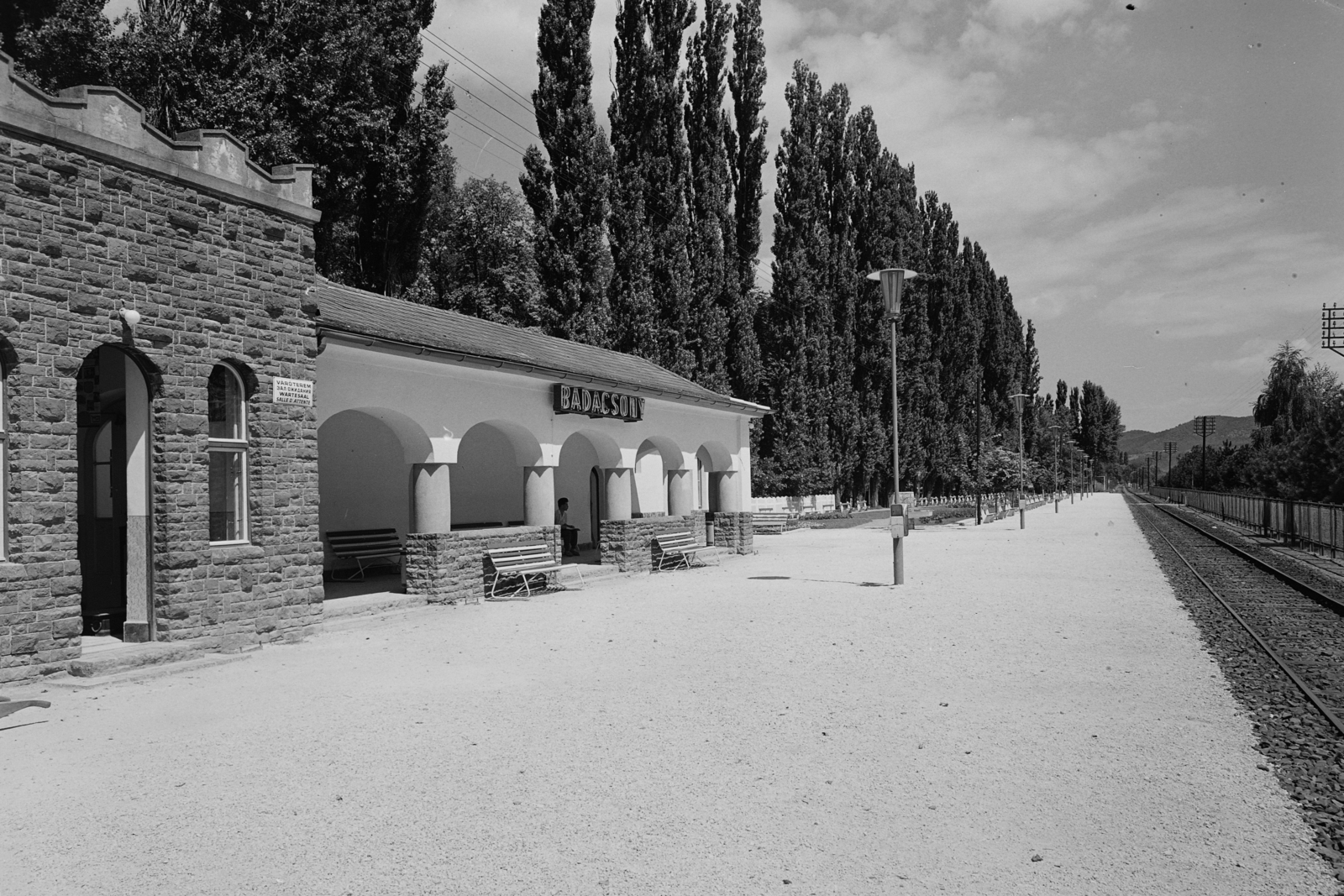 Hungary,Lake Balaton, Badacsonytomaj, vasútállomás., 1960, UVATERV, railway, lamp post, train station, place-name signs, Fortepan #2731