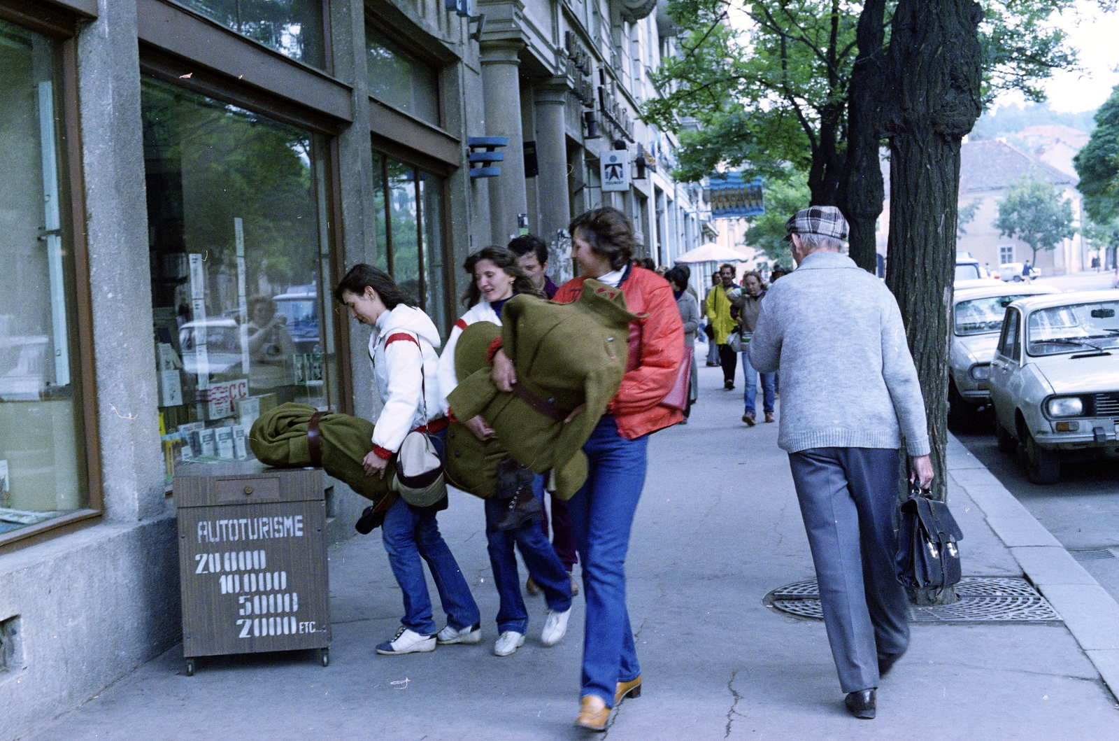 Románia,Erdély, Kolozsvár, Strada Universității (Egyetem utca), a felvétel az 1-es számú házban lévő könyvesbolt előtt, a Fő tér közelében készült., 1981, Schermann Ákos, Schermann Ákos, ikrek, egyenruha, Fortepan #273118