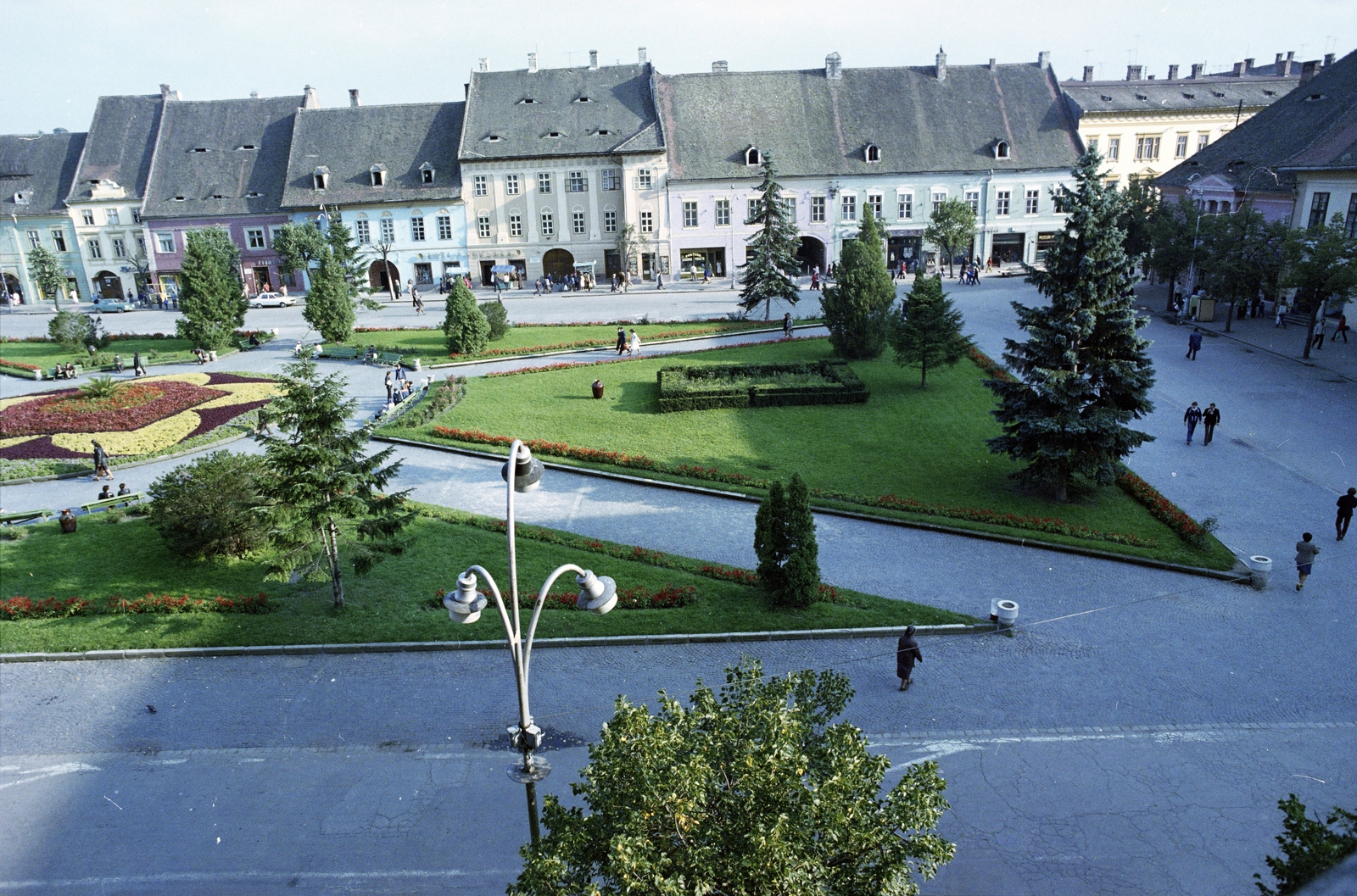 Romania,Transylvania, Sibiu, Nagy tér (Piata Mare), a város főtere., 1981, Schermann Ákos, colorful, lawn, Fortepan #273119