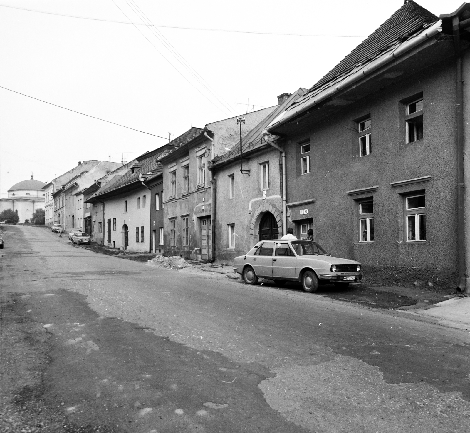 Slovakia, Levoča, Nová ulica, az utca végén a főtér (Námestie Majstra Pavla)-en az evangélikus templom., 1982, Schermann Ákos, Fortepan #273121