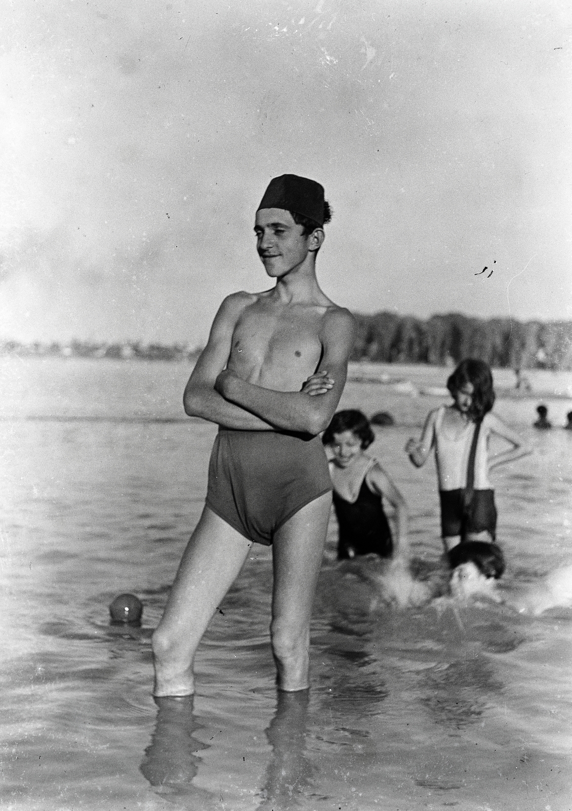 1932, Ladinek Viktor, karba tett kéz, Fortepan #273136
