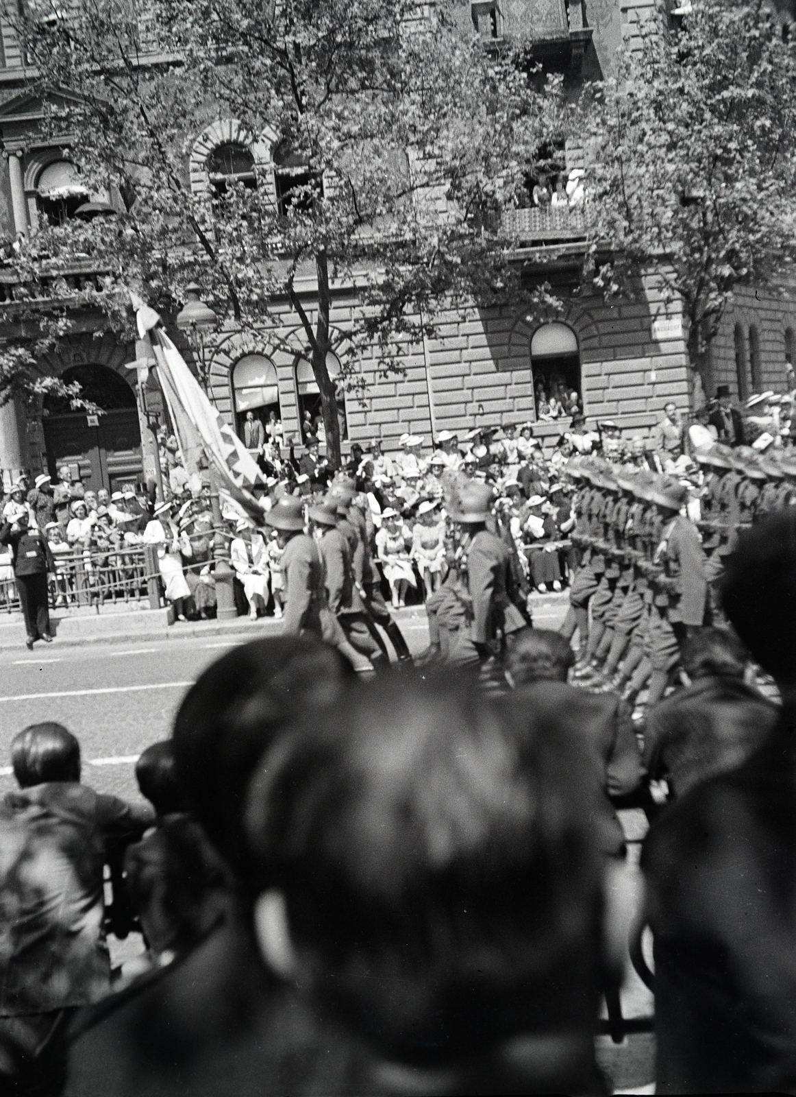 Hungary, Budapest VI., Andrássy út, III. Viktor Emánuel olasz király tiszteletére rendezett katonai díszszemle, 1937. május 20-án., 1937, Ladinek Viktor, Budapest, Fortepan #273142