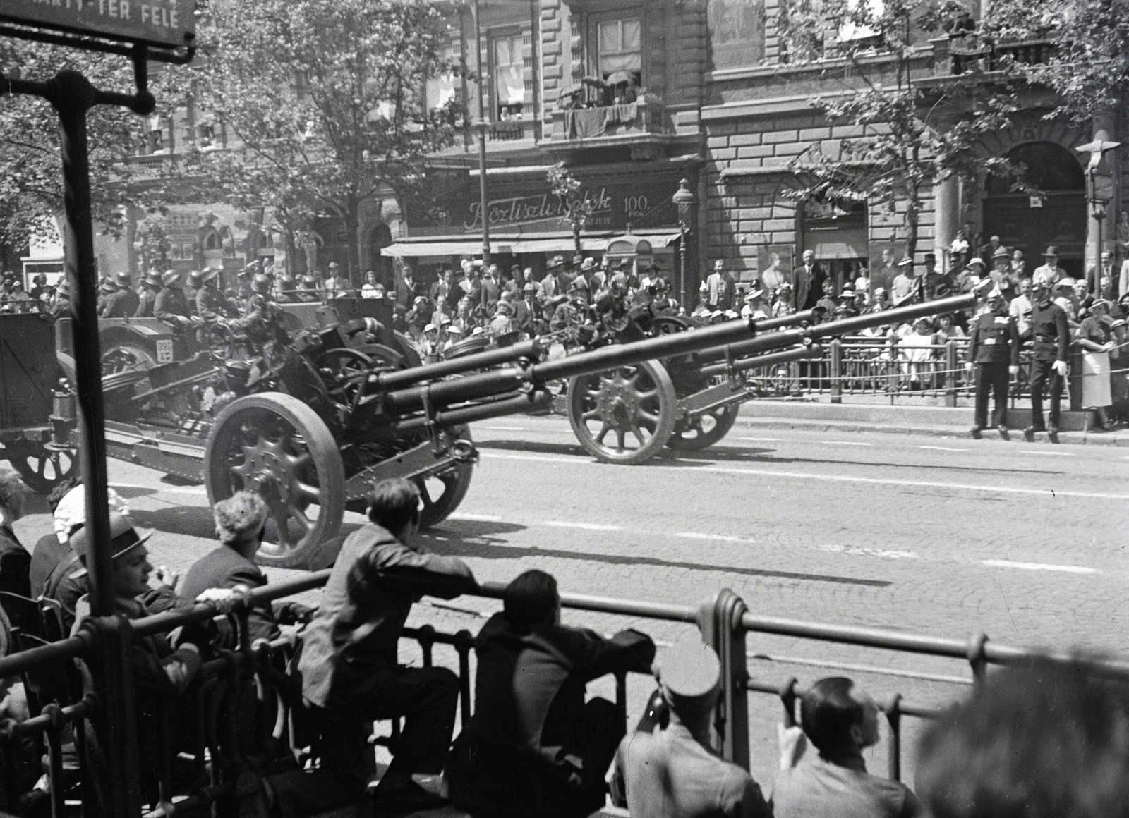 Hungary, Budapest VI., Andrássy út, III. Viktor Emánuel olasz király tiszteletére rendezett katonai díszszemle, 1937. május 20-án., 1937, Ladinek Viktor, Budapest, cannon, Fortepan #273144