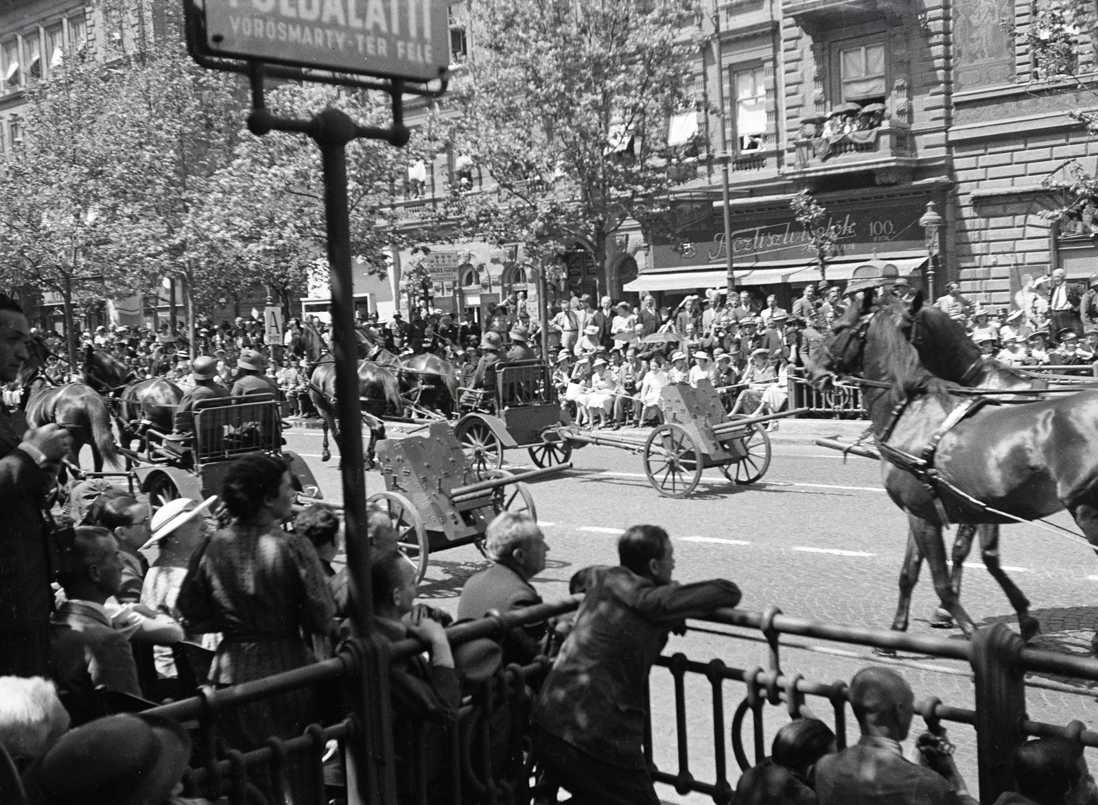 Hungary, Budapest VI., Andrássy út, III. Viktor Emánuel olasz király tiszteletére rendezett katonai díszszemle, 1937. május 20-án., 1937, Ladinek Viktor, Budapest, autocannon, Fortepan #273145