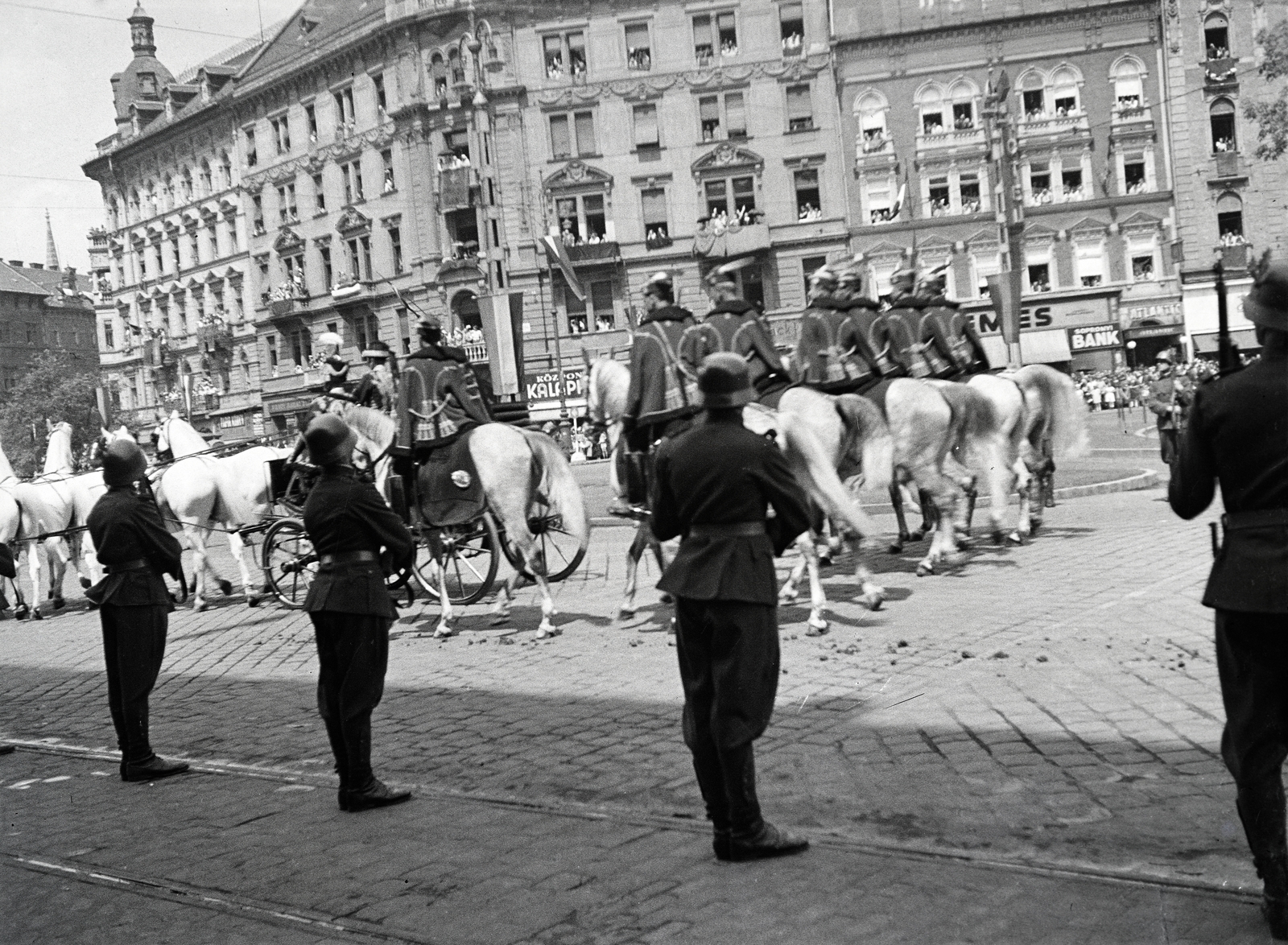 Hungary, Budapest VIII.,Budapest VII., Baross tér, balra a Rottenbiller utca. A felvétel III. Viktor Emánuel olasz király budapesti látogatása alkalmával, 1937. május 19-én készült., 1937, Ladinek Viktor, Best of, Budapest, Fortepan #273146