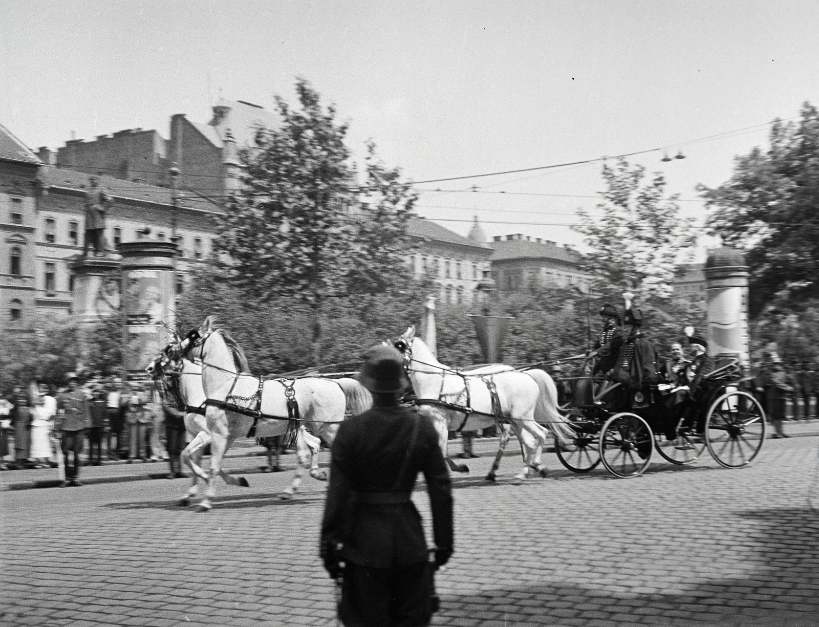 Hungary, Budapest VIII., Baross tér, a hintóban sapka nélkül katonai egyenruhában gróf Ciano olasz külügyminiszter és Kánya Kálmán külügyminiszter. A felvétel III. Viktor Emánuel olasz király budapesti látogatása alkalmával, 1937. május 19-én készült., 1937, Ladinek Viktor, Budapest, politician, Fortepan #273148