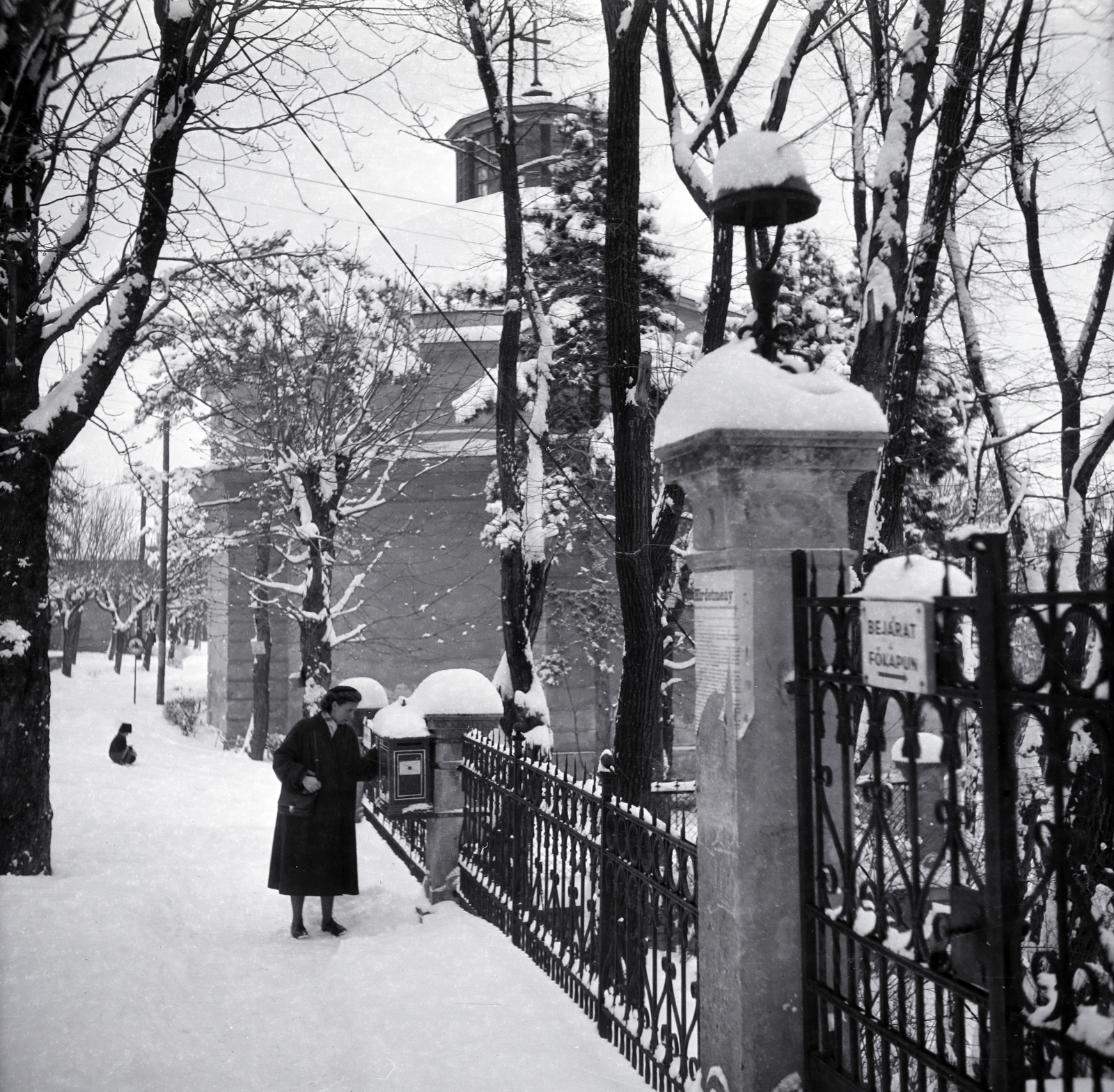 Magyarország, Balatonfüred, Honvéd utca, jobbra a Vaszary-villa kerítése, szemben a Kerektemplom a Blaha Lujza utca és a Jókai Mór utca sarkán., 1955, Ladinek Viktor, templom, hó, kovácsoltvas kerítés, Fortepan #273160