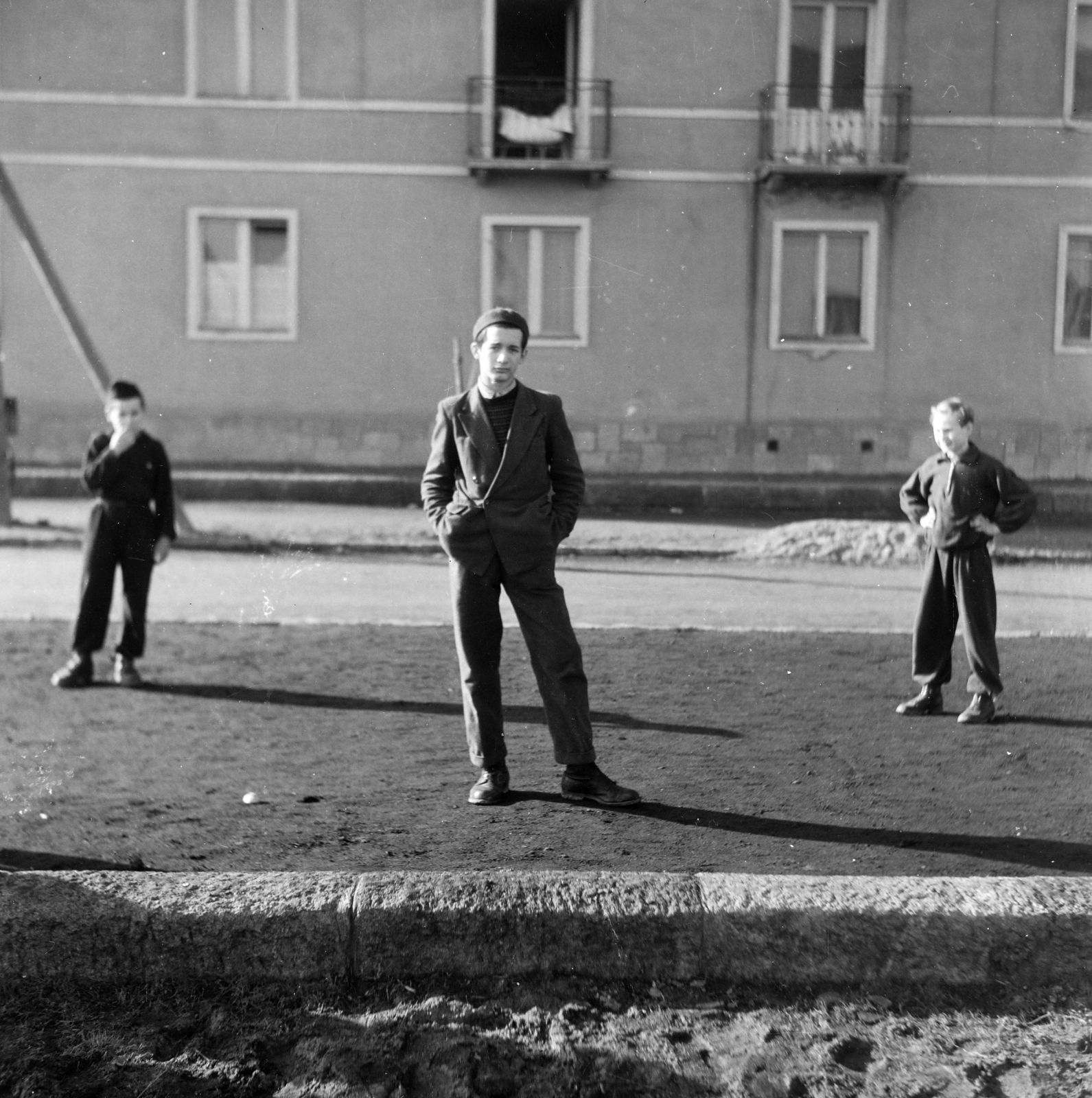 Magyarország, Budapest XI., Kisköre tér, háttérben a Mezőkövesd út 8. számú sarokház oldalhomlokzata., 1959, Ladinek Viktor, Best of, fiúk, csípőre tett kéz, terpesz, zsebredugott kéz, Budapest, Fortepan #273165