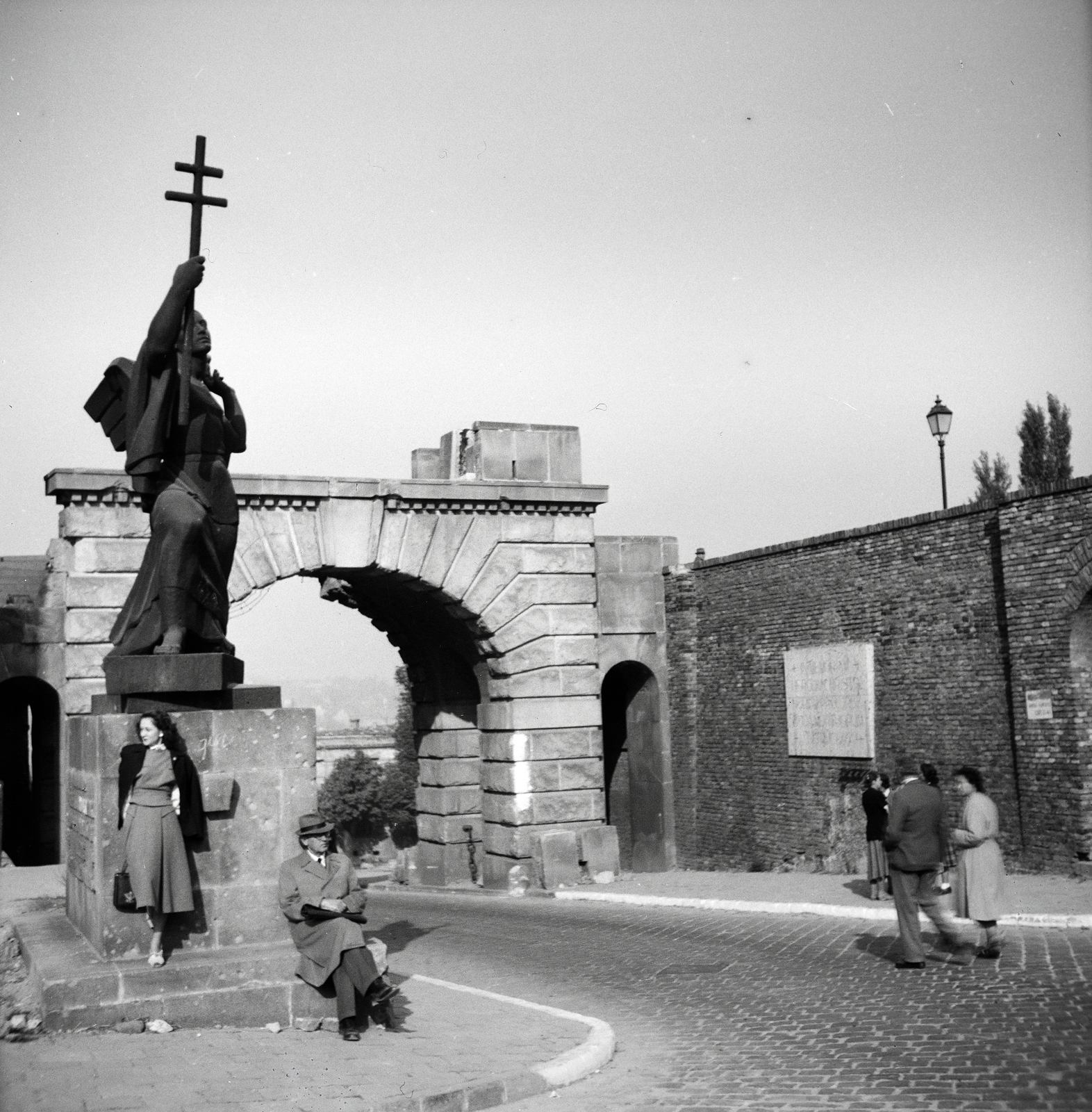 Magyarország, budai Vár, Budapest I., Bécsi kapu tér, Bécsi kapu, balra Budavár visszavételének emlékműve (Ohmann Béla, 1936.)., 1945, Ladinek Viktor, Budapest, Fortepan #273166