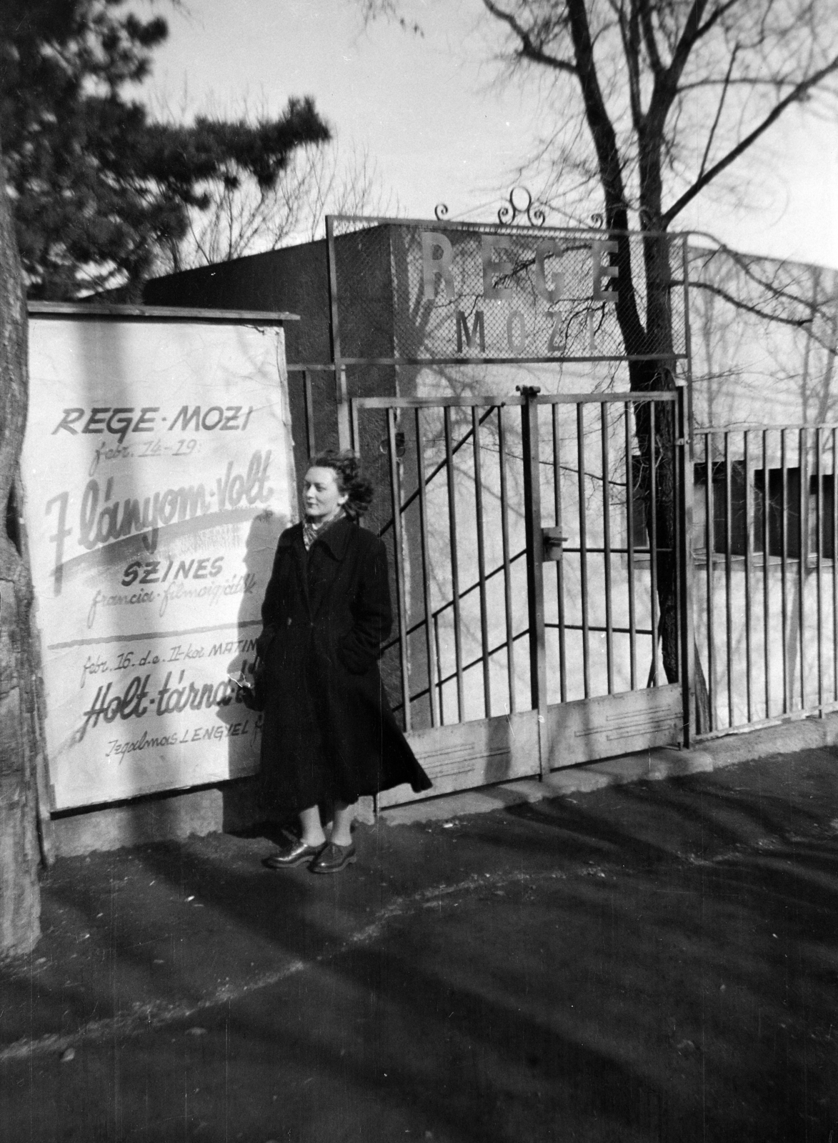 Hungary, untitled, Budapest XII., Rege utca 15., a SZOT Szabadság üdülő (egykori Gyopár üdülőszálló) elé épített előadóterem, benne a Rege mozi., 1955, Ladinek Viktor, movie schedule, Budapest, Fortepan #273178