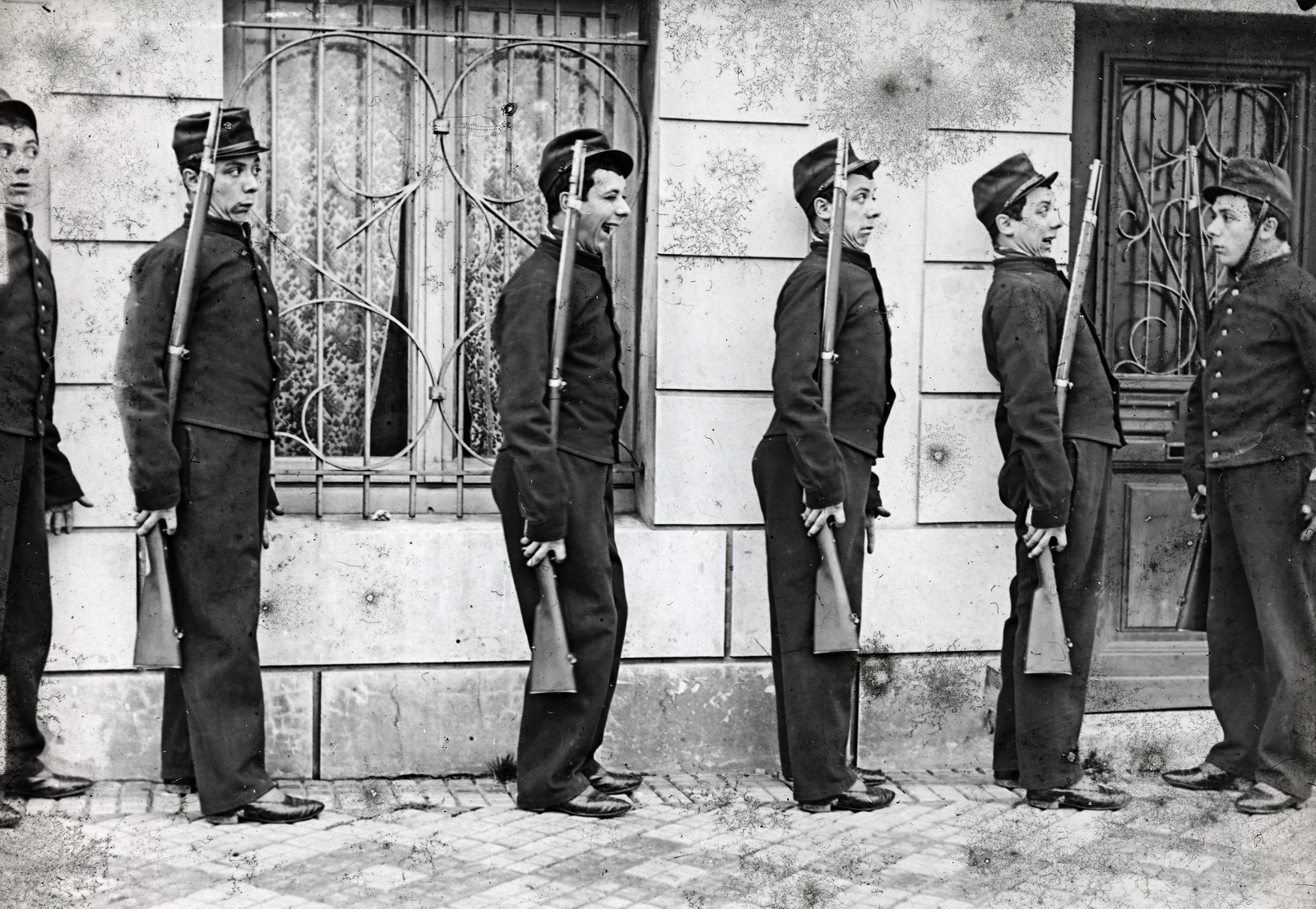 1915, Ladinek Viktor, Best of, gun, humour, twins, trick, Fortepan #273185