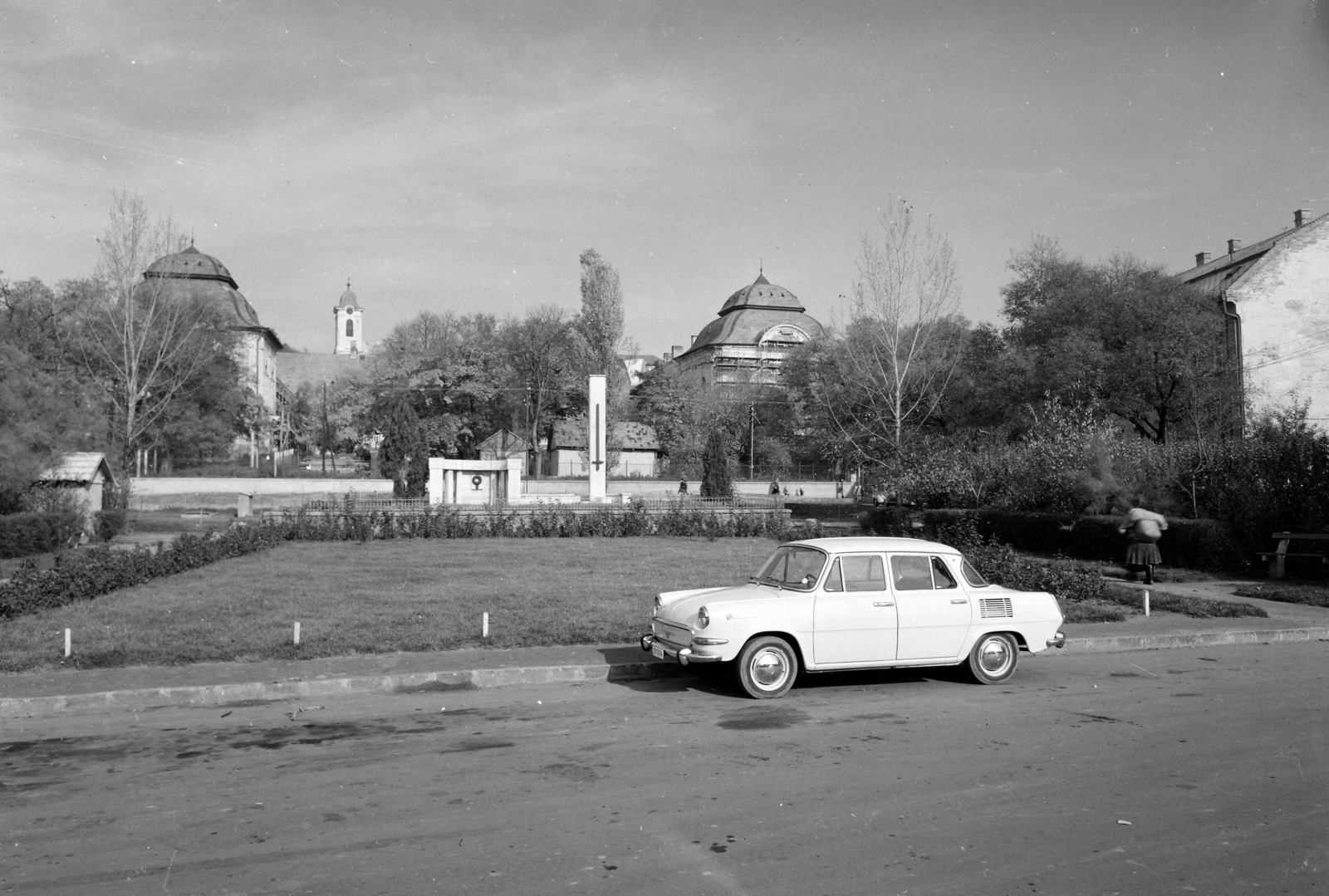 Hungary, Aszód, Szabadság tér, világháborús emlékmű, háttérben a Podmaniczky–Széchenyi-kastély. Skoda 1000 MB személygépkocsi., 1967, UVATERV, Czechoslovak brand, Skoda-brand, automobile, Fortepan #2732