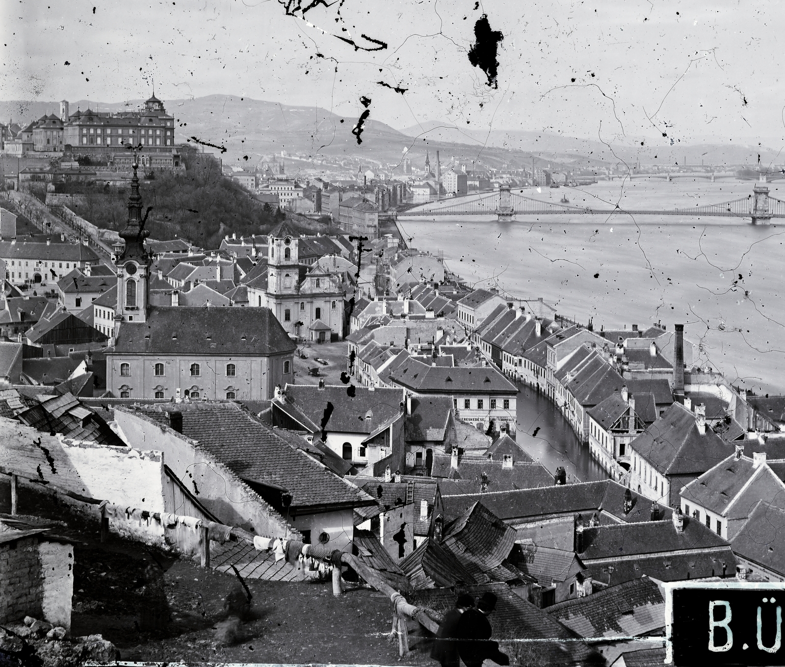 Magyarország, Tabán, Budapest I., kilátás a Gellérthegyről a Királyi Palota (később Budavári Palota) és a Széchenyi Lánchíd felé. Előtérben a Szent Demeter szerb templom és az Alexandriai Szent Katalin-templom. A felvétel az 1876-os dunai árvíz idején készült., 1900, Ladinek Viktor, Budapest, árvíz, sérült kép, Fortepan #273205