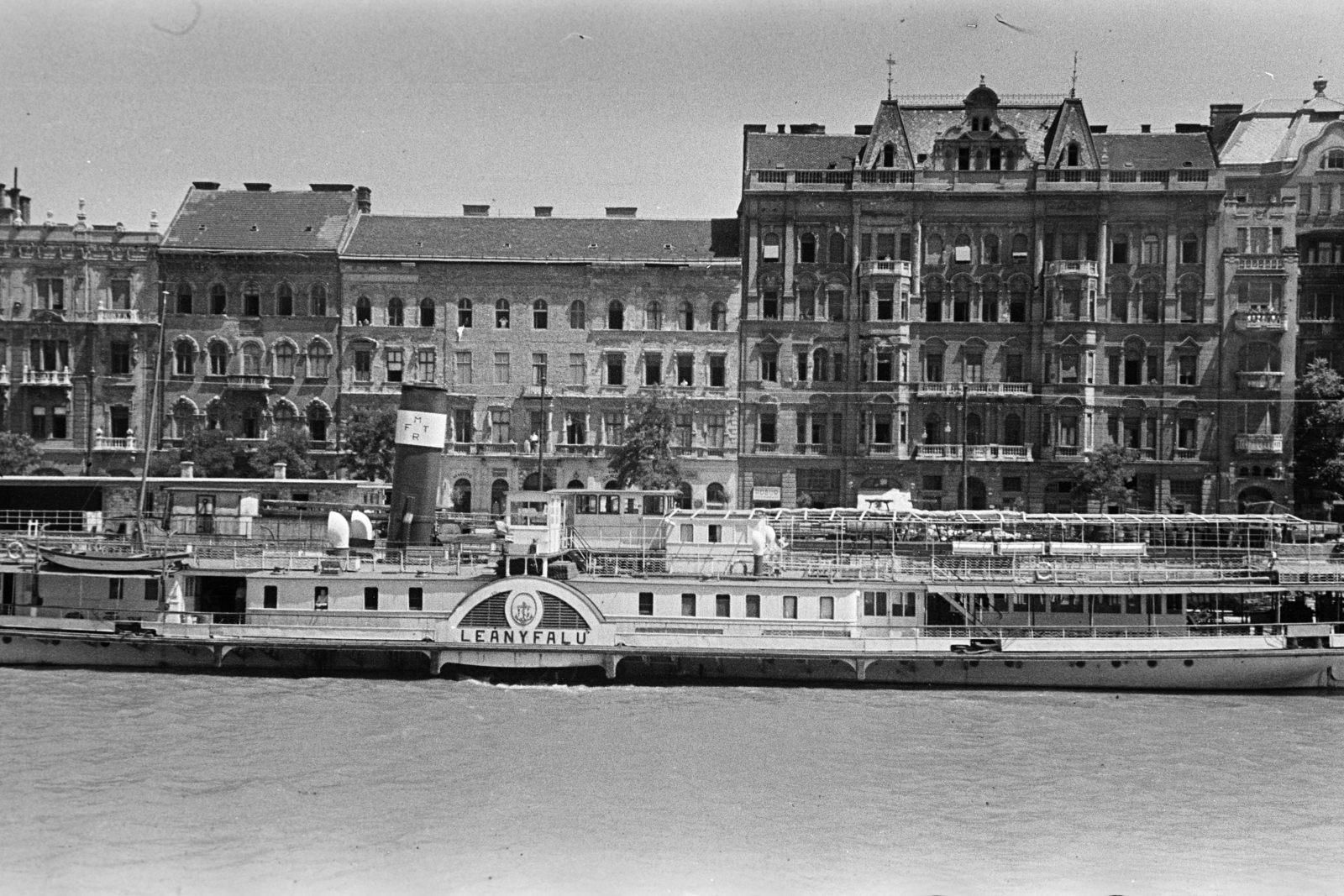 Magyarország, Budapest V., a Belgrád rakpart a Dunáról nézve, a Nemzetközi hajóállomáson a Leányfalu oldalkerekes gőzhajó., 1948, Kern család, hajó, lakóház, folyópart, sétahajó, Budapest, Fortepan #273223