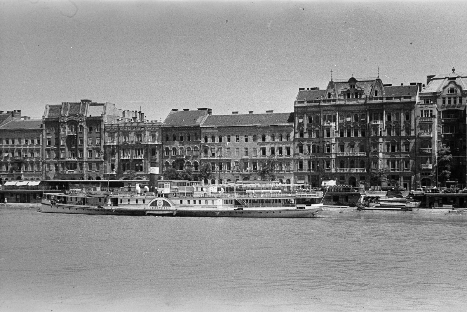 Magyarország, Budapest V., a Belgrád rakpart a Dunáról nézve, a Nemzetközi hajóállomáson a Leányfalu oldalkerekes gőzhajó., 1948, Kern család, rakpart, lakóház, sétahajó, Budapest, Fortepan #273224